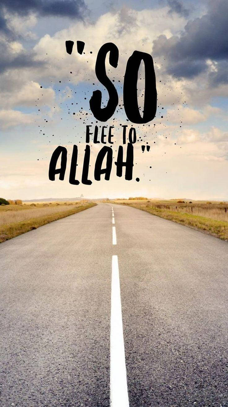一條長路，在陰天下有文字寫著「So flee to Allah」
