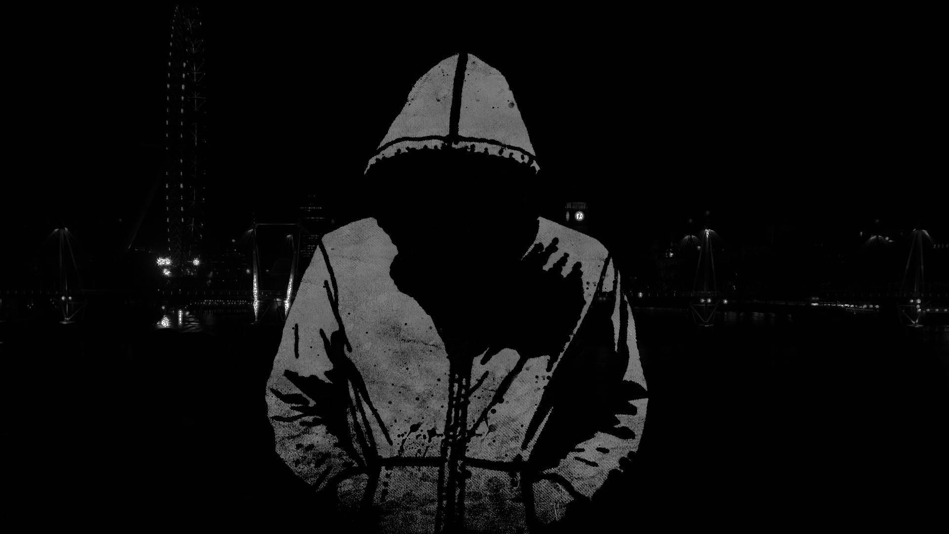 最佳暗黑穿夾克男子 壁紙 — 一個戴著兜帽的身影在夜晚黑暗的城市景觀中形成鮮明的剪影，背景有微弱燈光。
