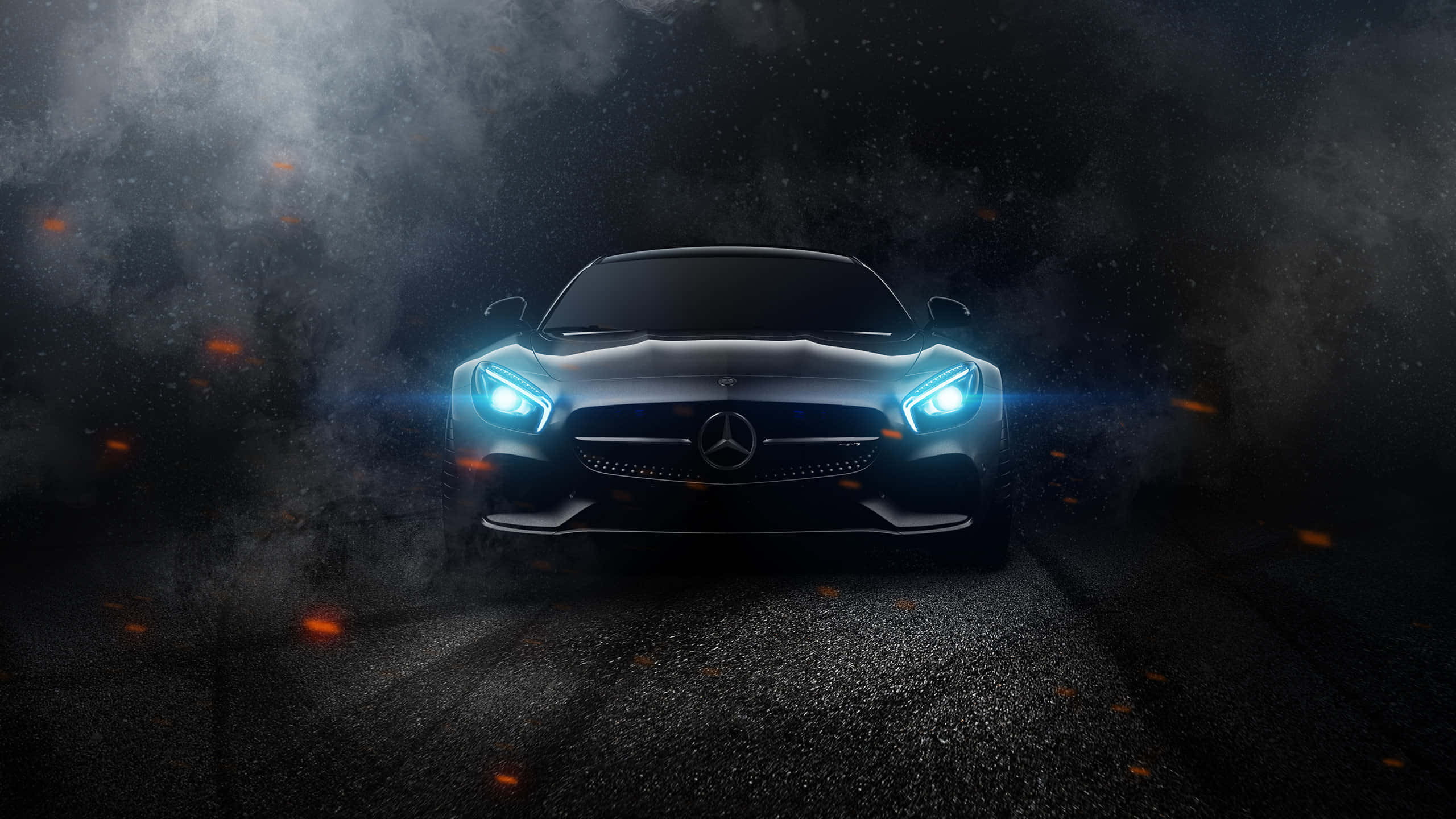最佳梅賽德斯背景：黑色梅賽德斯-奔馳 SLS AMG 壁紙 — 一輛時尚的銀色梅賽德斯跑車，帶有發光的藍色車頭燈，從濕滑道路上的黑煙和漂浮的火花中出現。