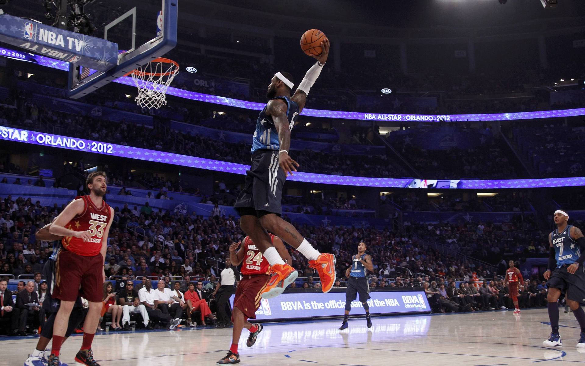 NBA球員在全明星賽中入樽，觀眾觀看。