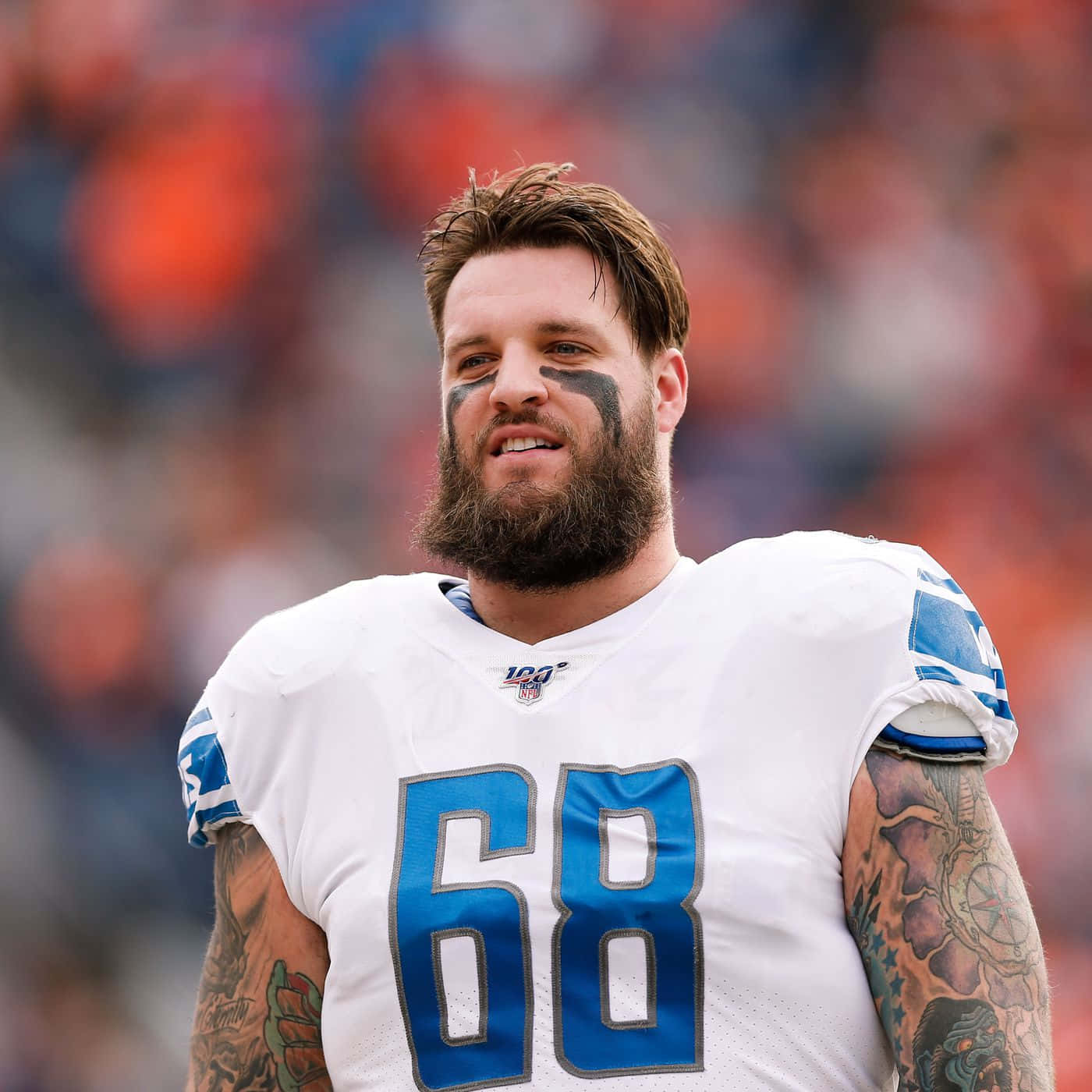 最佳足球運動員泰勒·德克爾 壁紙 — 一名留鬍子的NFL球員近照，身穿68號球衣，臉上塗有藍色顏料，手臂上有紋身。