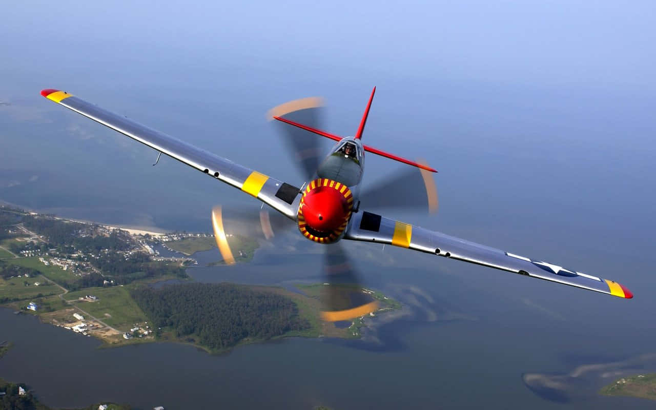 復古戰鬥機在海岸水域和綠色島嶼上空低飛。