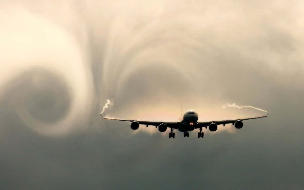飛機飛過旋轉的雲層，帶有凝結尾跡