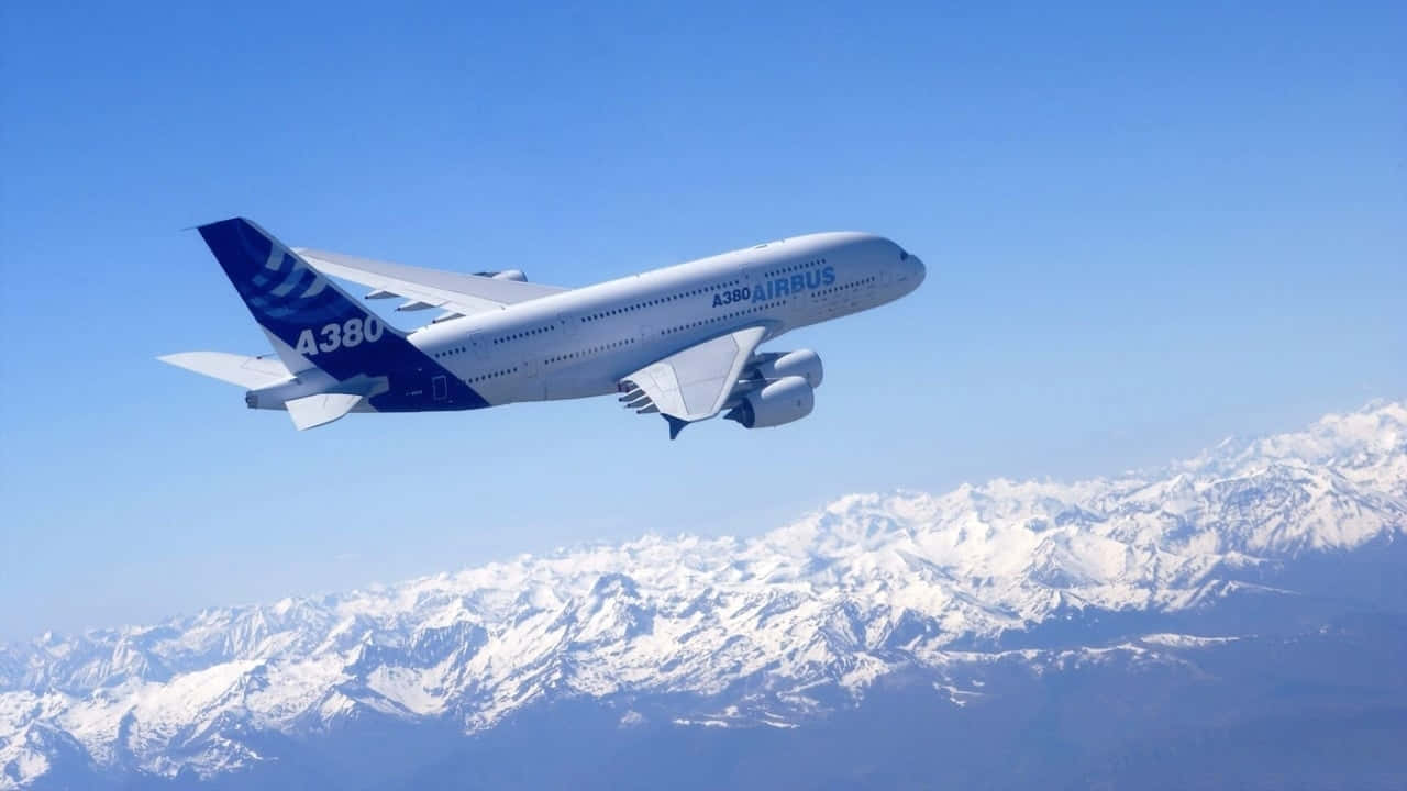 空中巴士A380在晴朗天氣下飛越積雪山脈