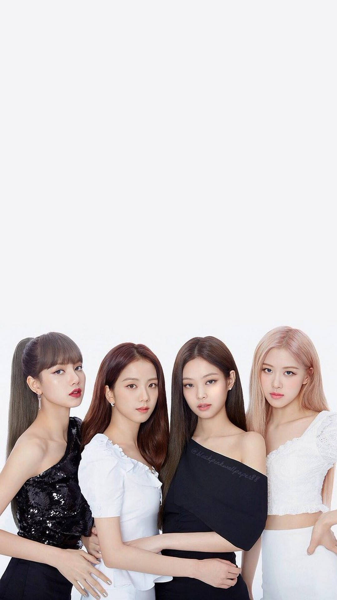四位穿著黑白服裝的K-pop女性在攝影棚中擺姿勢。