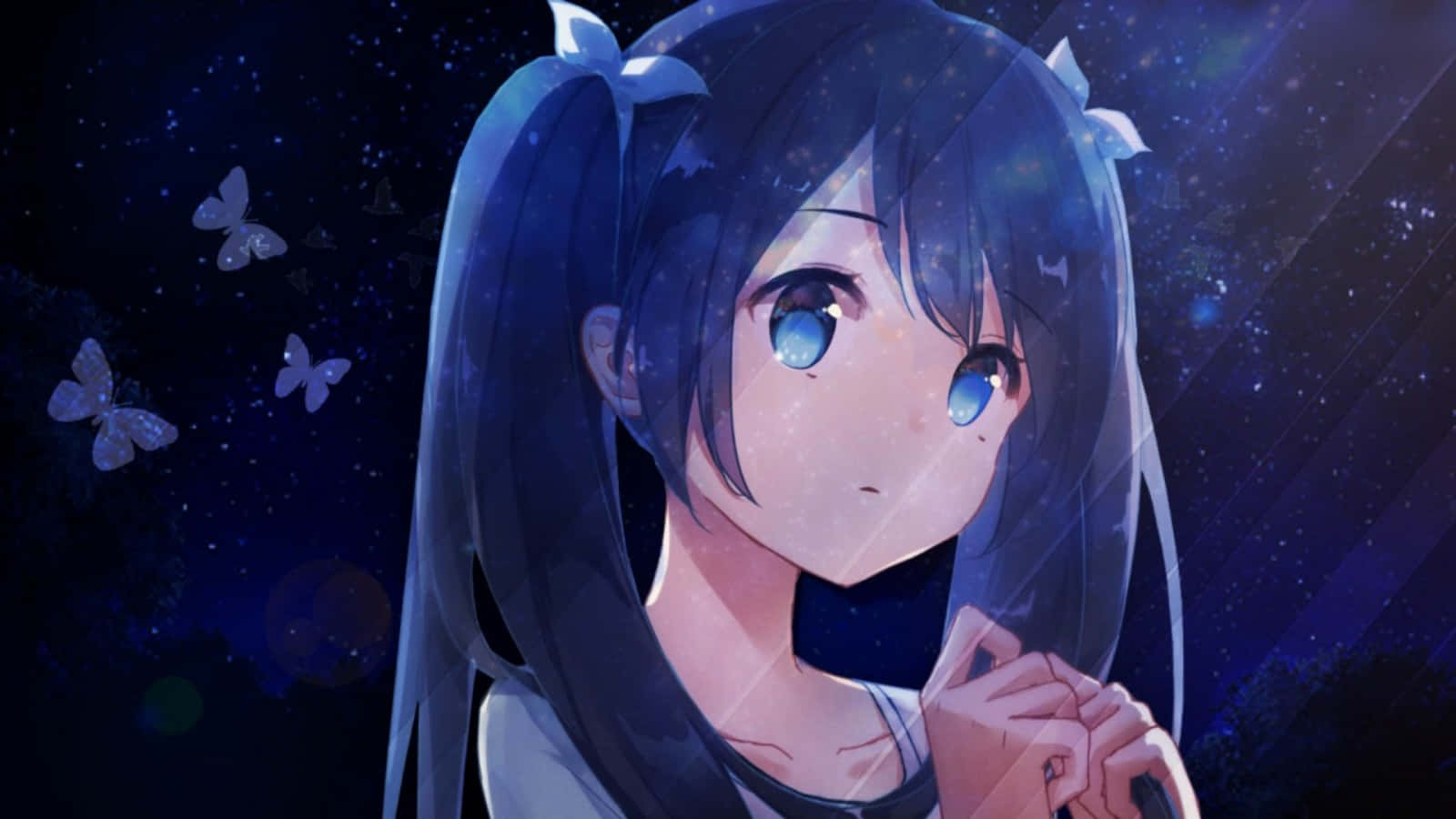 在星空下，閃爍蝴蝶圍繞的藍眼睛黑頭髮動漫女孩。
