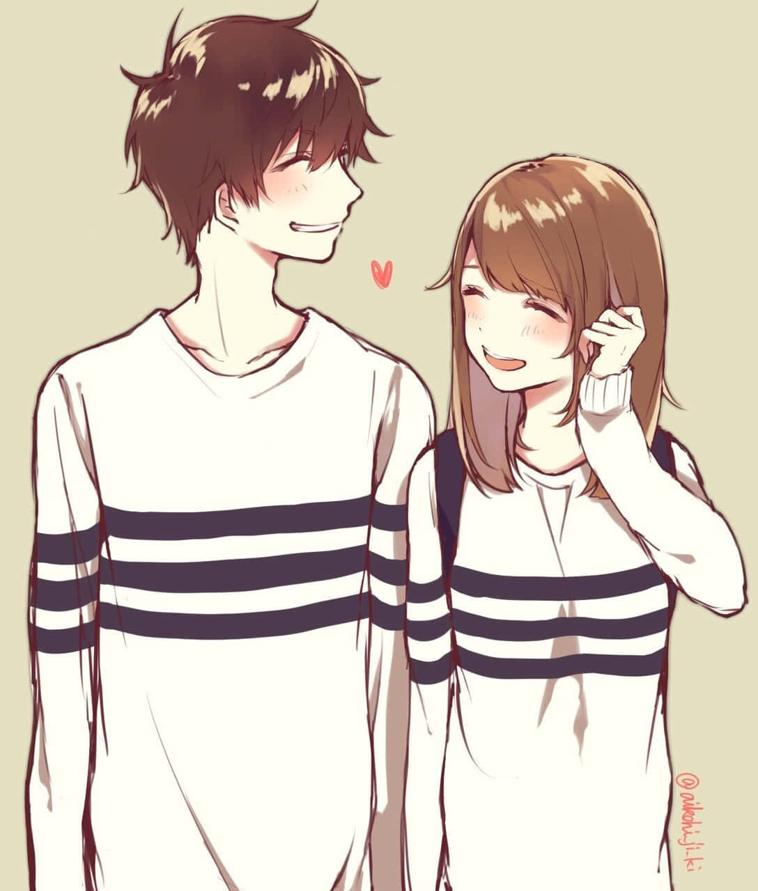 動漫男孩和女孩穿著相配的條紋襯衫，微笑著，中間漂浮著一顆心。