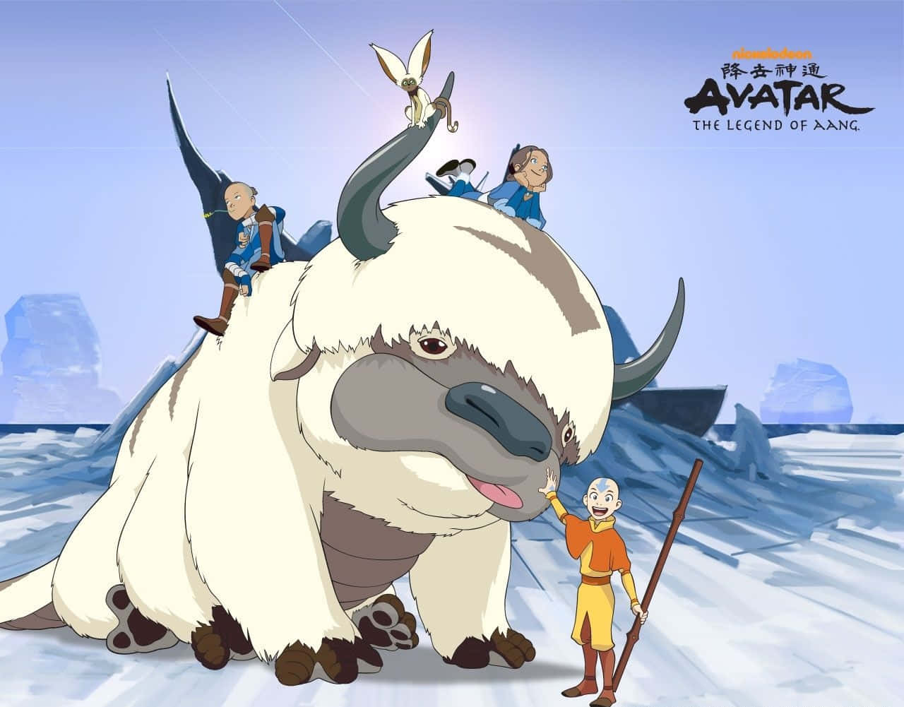 男孩拿著手杖在雪景中撫摸巨大的北極熊，朋友們騎在牠身上。