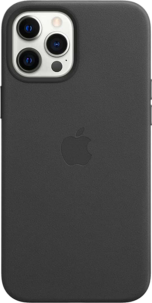 最新iPhone，時尚與科技的完美結合 壁紙 — 黑色皮革 iPhone 保護殼特寫，帶有壓印 Apple 標誌和三個相機開孔。