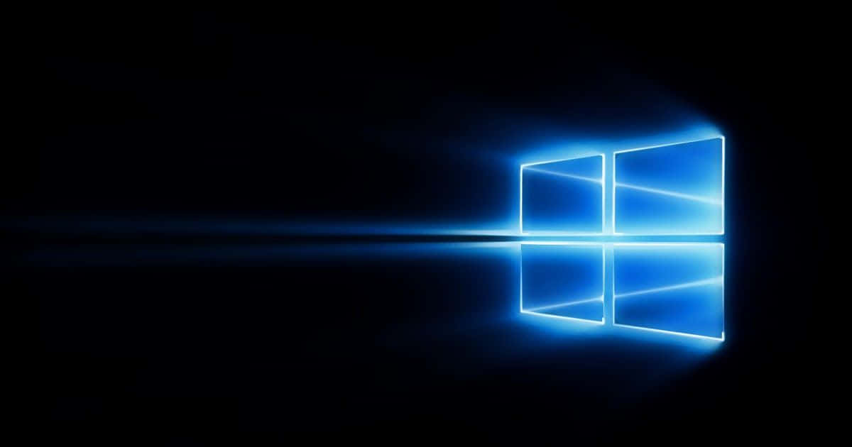 最新最強 — 體驗 Windows 10 桌面的先進功能 壁紙 — 發光的藍色Windows標誌在黑暗背景上明亮地閃耀，下方有反射表面。