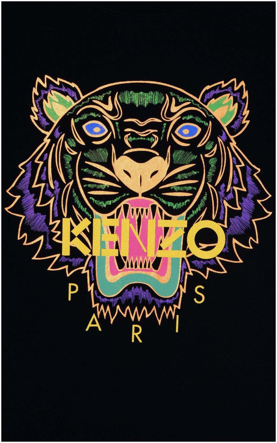 最新最潮 - 時尚 iPhone 壁紙 — 黑色T恤上以螢光色繡有搶眼的老虎頭標誌及「KENZO PARIS」文字。
