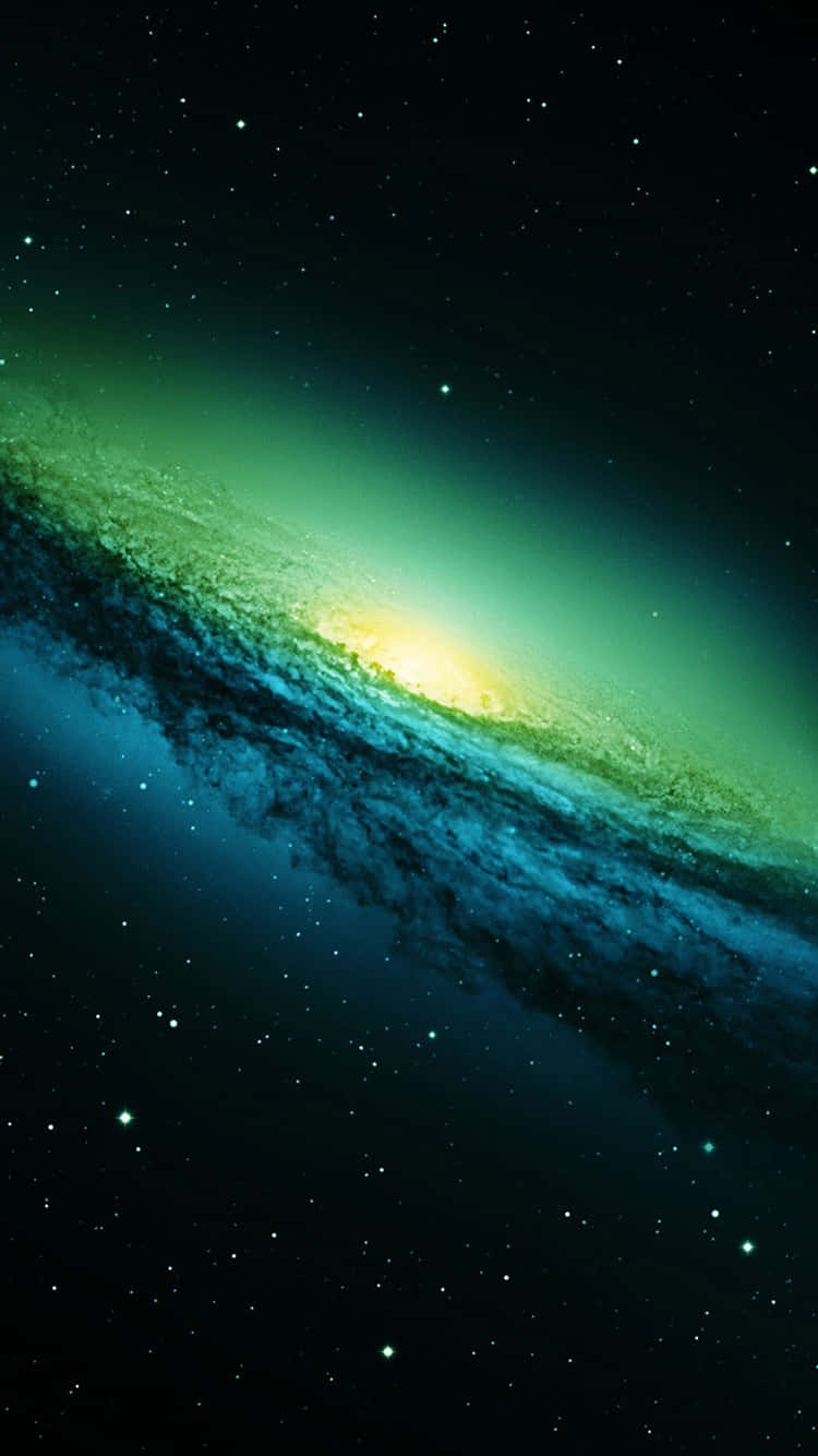 最新款 - iPhone 11 壁紙 — 一個令人驚嘆的螺旋星系在繁星點點的宇宙背景下散發出充滿活力的綠色和藍色色調。