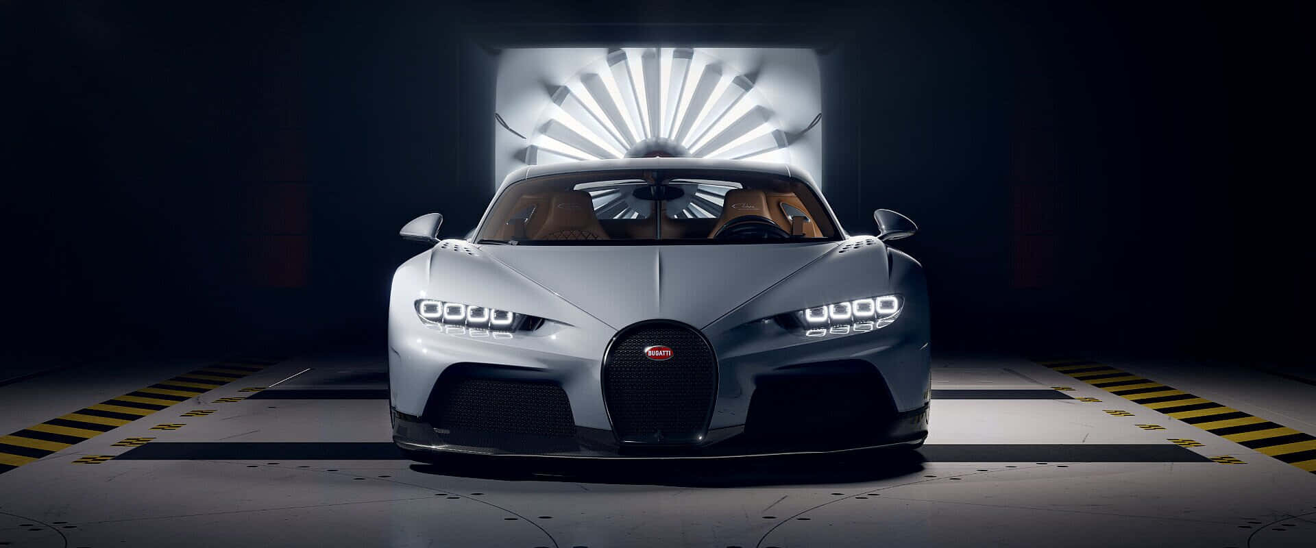 銀色Bugatti Chiron Super Sport 300+在黑暗的工作室中，背後有明亮的光線。