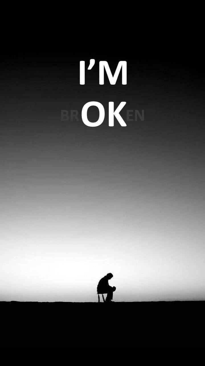 一個人的剪影獨自坐著，背景是漸變天空，帶有文字「I'M OK」。