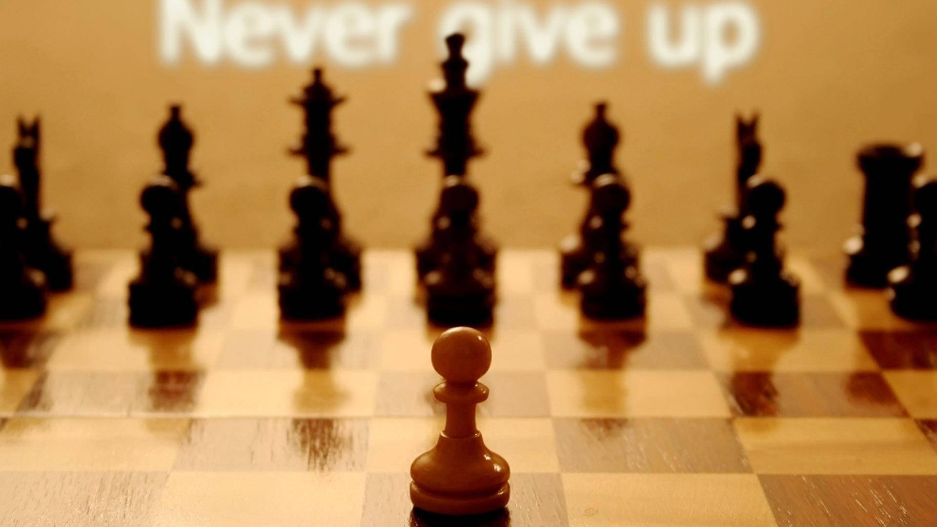 一個孤獨的棋兵，背後投射著「Never give up」。