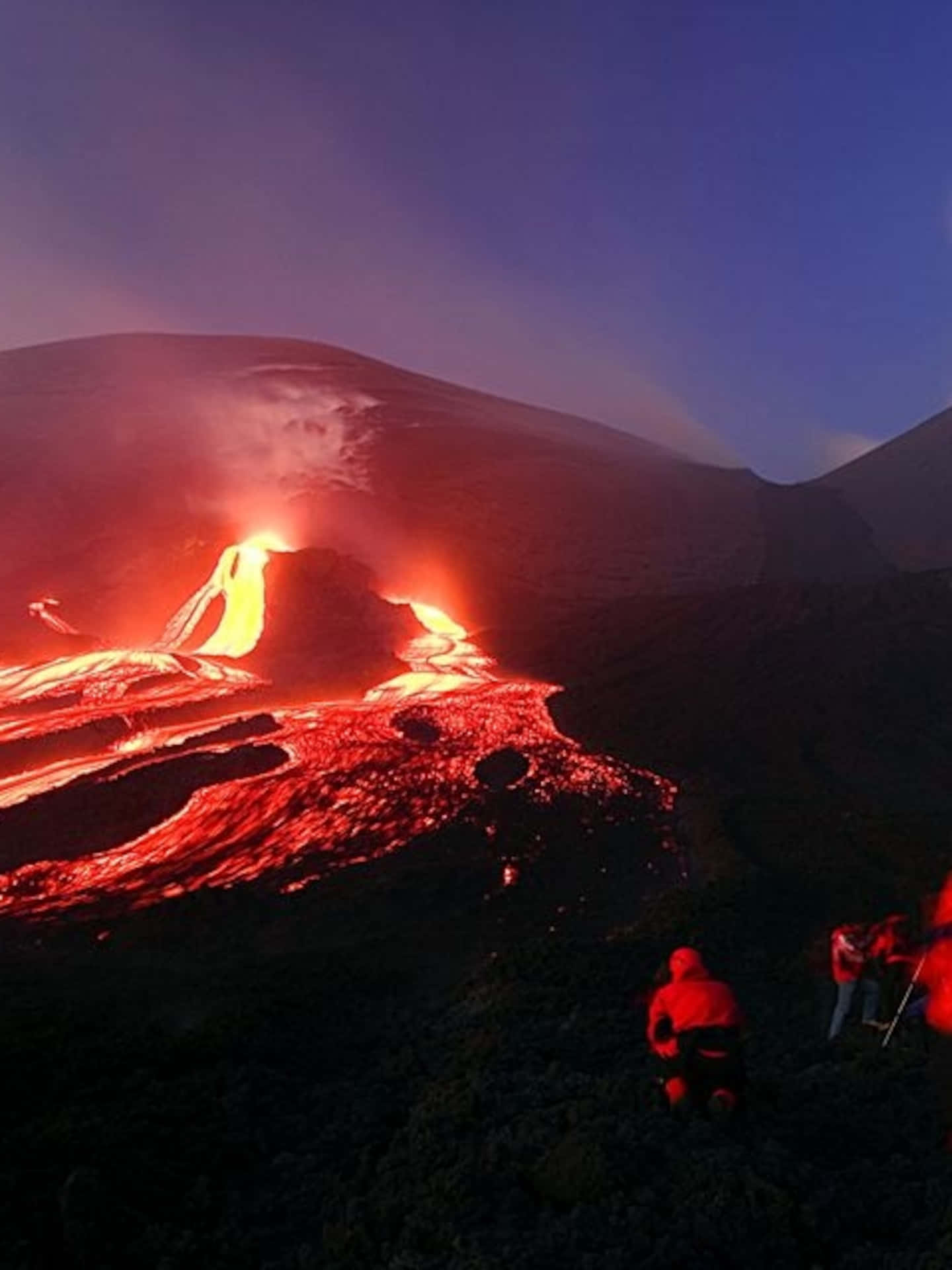 夜間火山爆發，發光熔岩和剪影觀察者。 — 熱門 GIF 壁紙