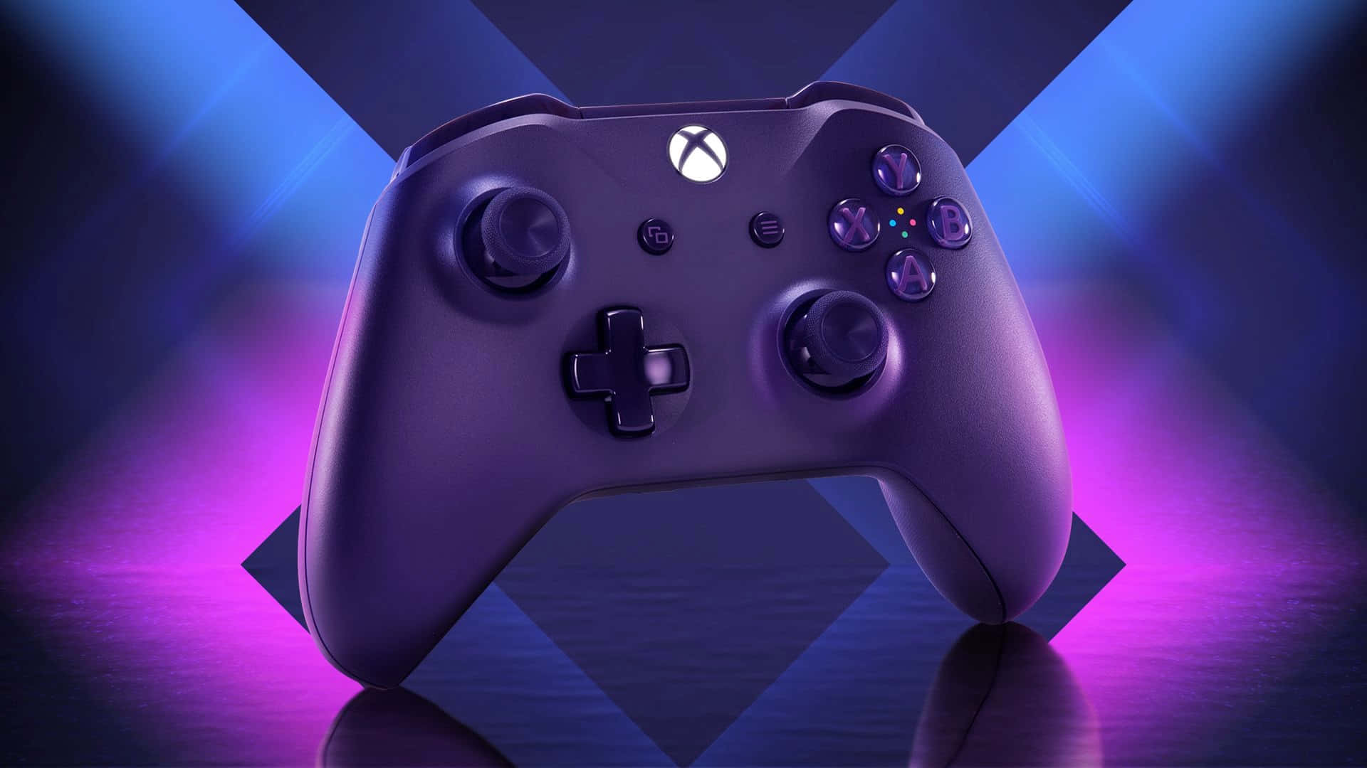 最酷的 Xbox 壁紙 — 一個時尚的紫色Xbox控制器在充滿活力的藍色和紫色霓虹燈下發光，背景為幾何圖案。