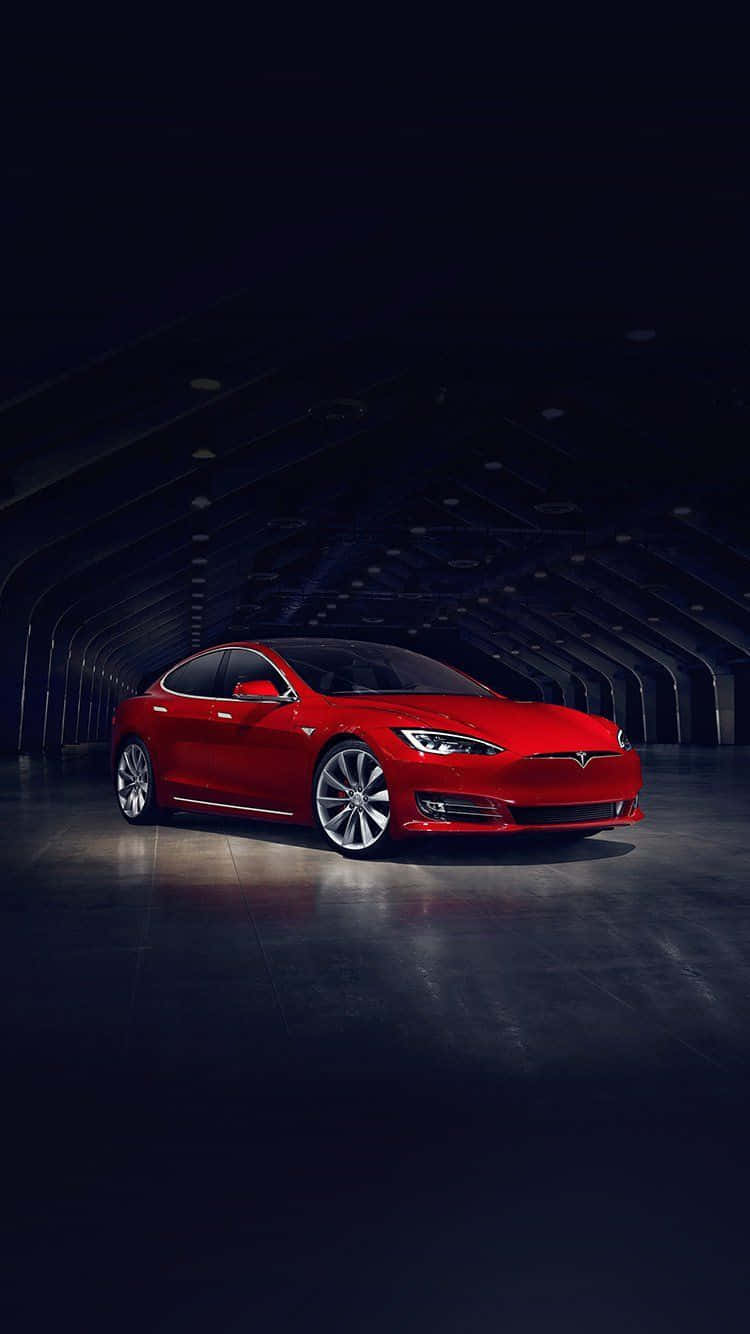 黑暗未來風格隧道中的紅色Tesla Model S，帶有彎曲的金屬牆壁。