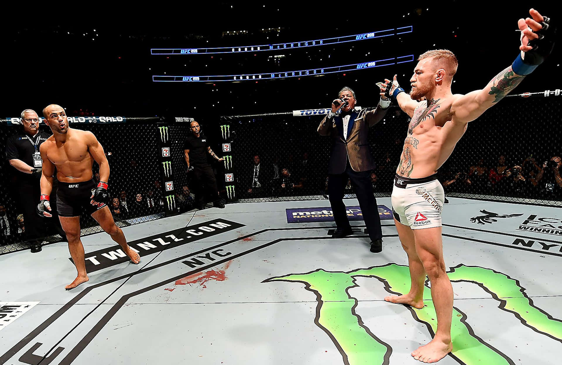 Conor McGregor 慶祝UFC勝利，對手離開八角籠