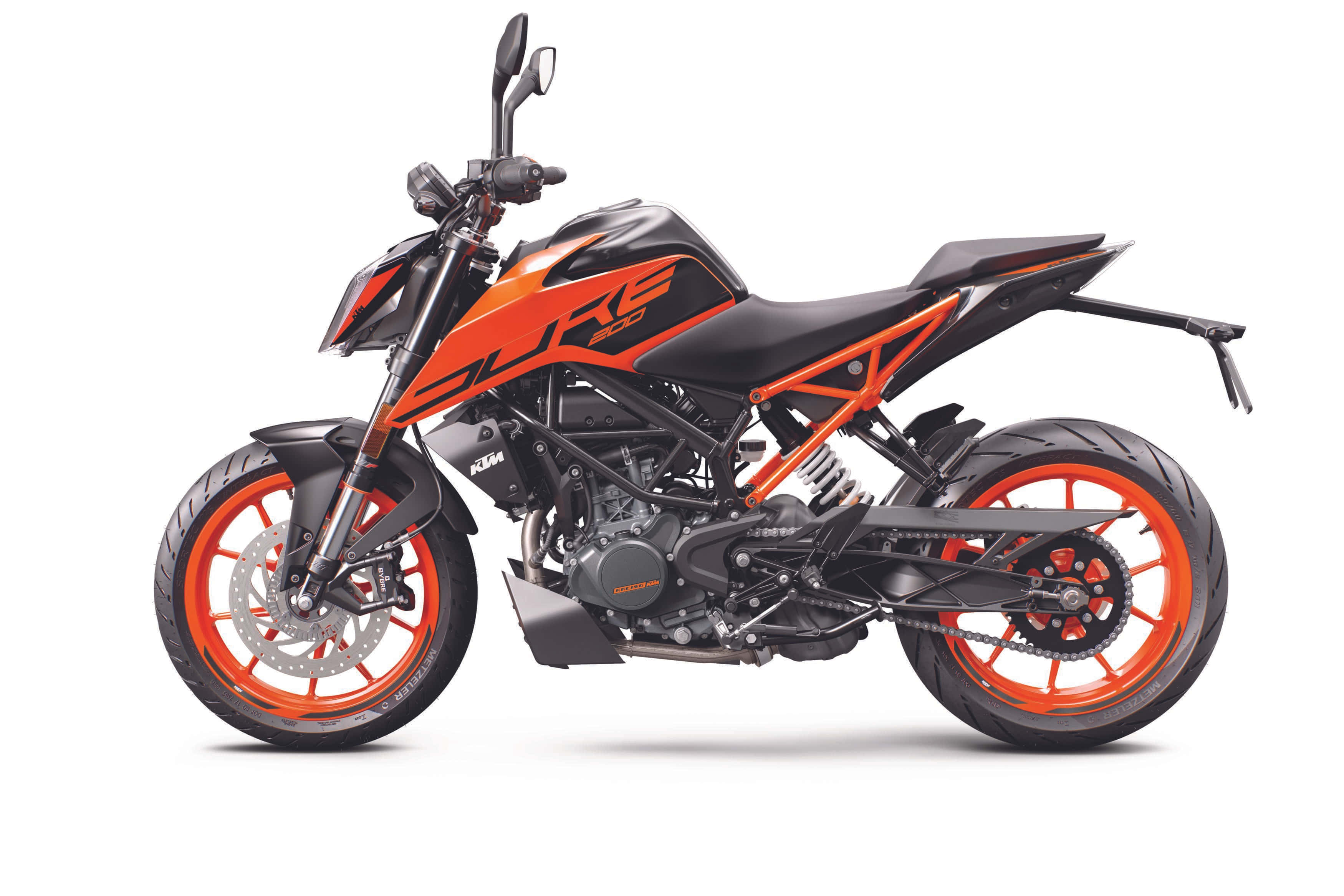最順暢的騎乘體驗：KTM Duke 壁紙 — 一台時尚的黑色和橙色KTM Duke電單車以側面輪廓展示在純白背景前，展現其進取設計和運動細節。