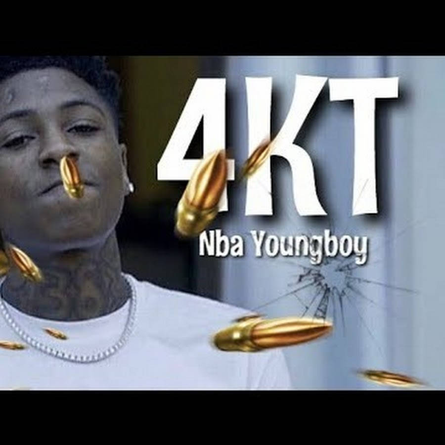 說唱歌手 Nba Youngboy 周圍金色子彈飛舞，背景是破碎的玻璃。
