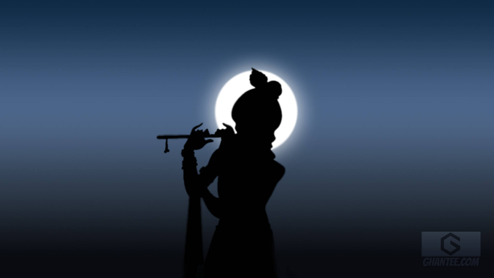 夜晚滿月下吹長笛的人的剪影。