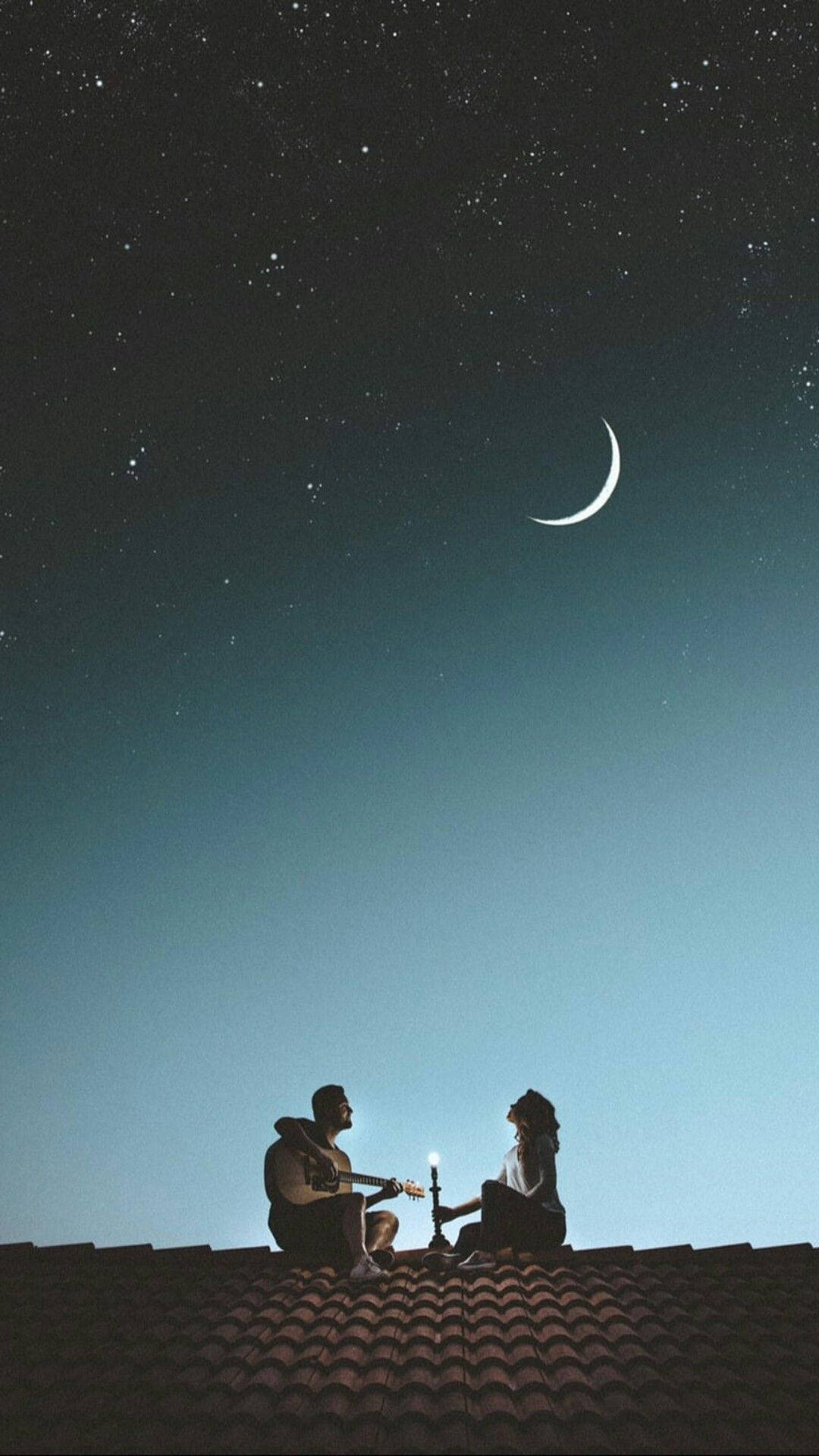 情侶在屋頂上彈結他，星空下有一彎新月。