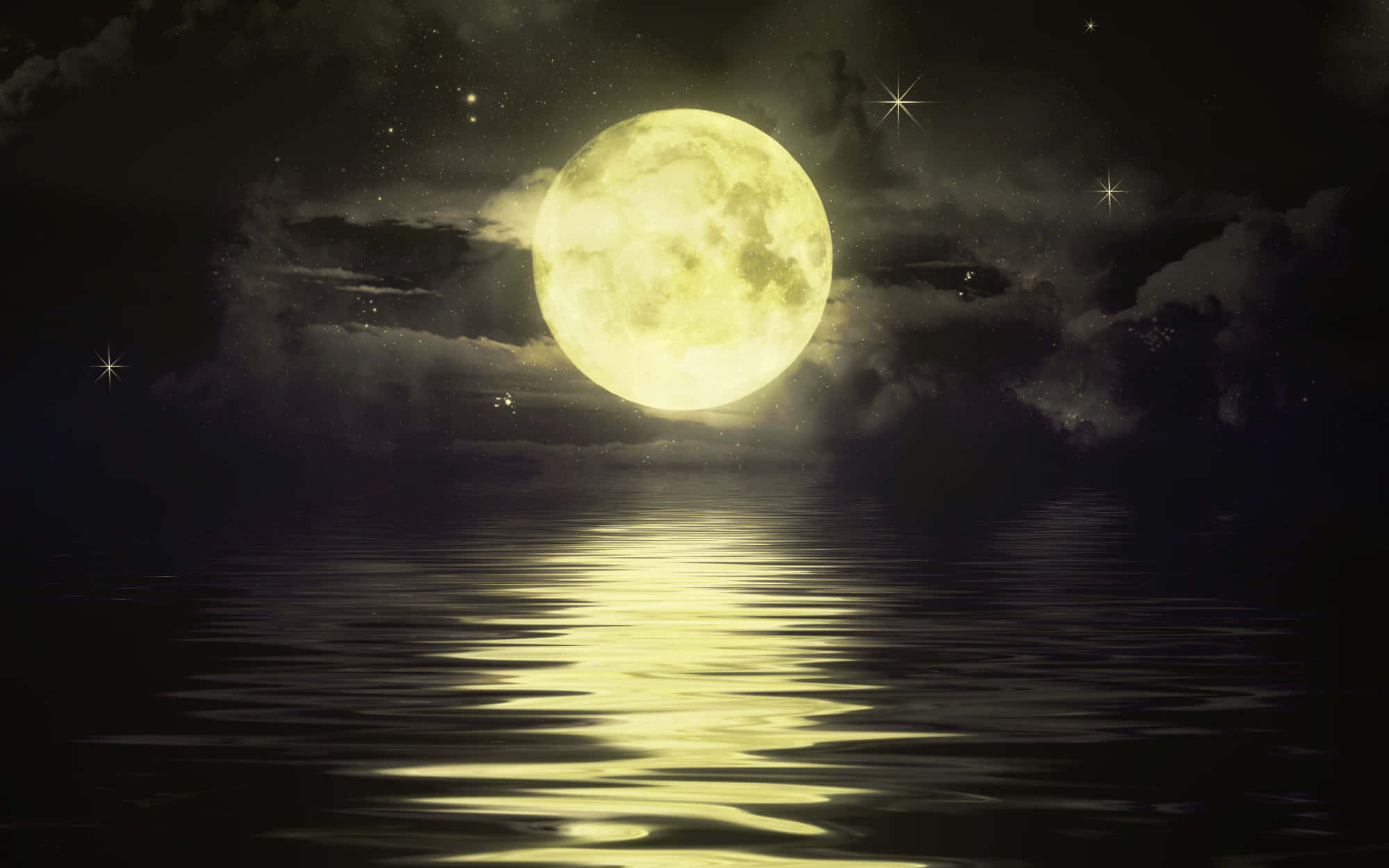 月之印象 壁紙 — 一輪明亮的滿月在繁星點點的夜空下，將金色光芒灑在平靜的海洋上，雲朵飄移。
