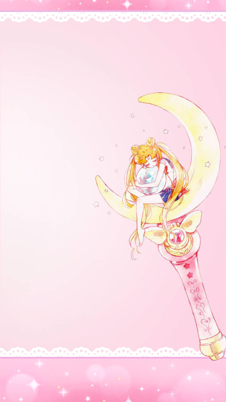 月之杖粉紅背景美少女戰士 iPhone 壁紙 — 一個可愛的金髮動漫女孩坐在發光的彎月杖上，背景是柔和的粉紅色並帶有閃光。