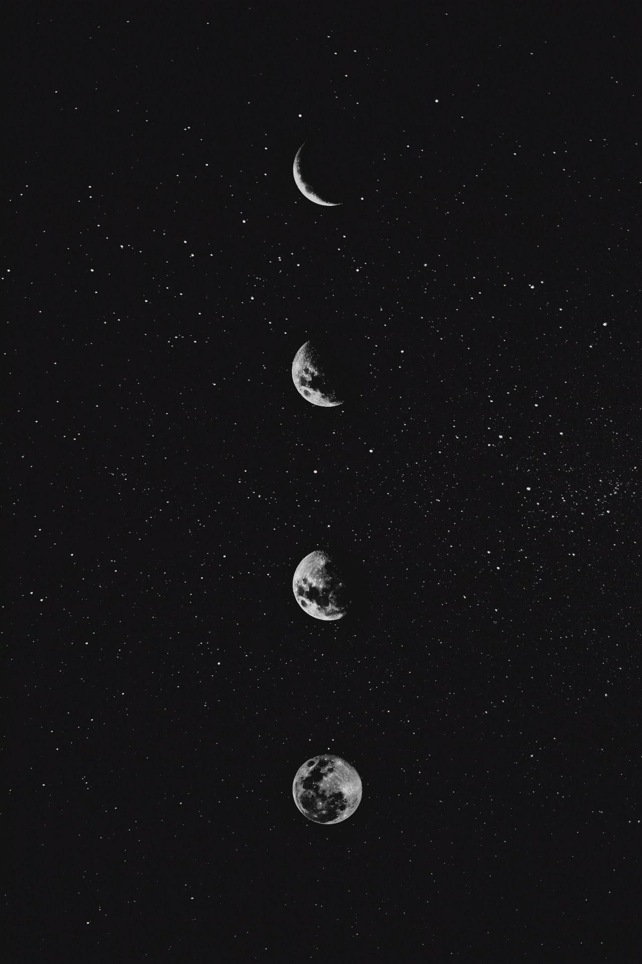 四個月亮相位垂直排列在繁星點點的夜空中。