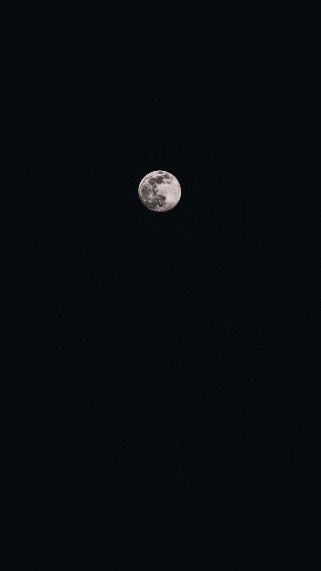 在無星的夜空中閃耀的滿月