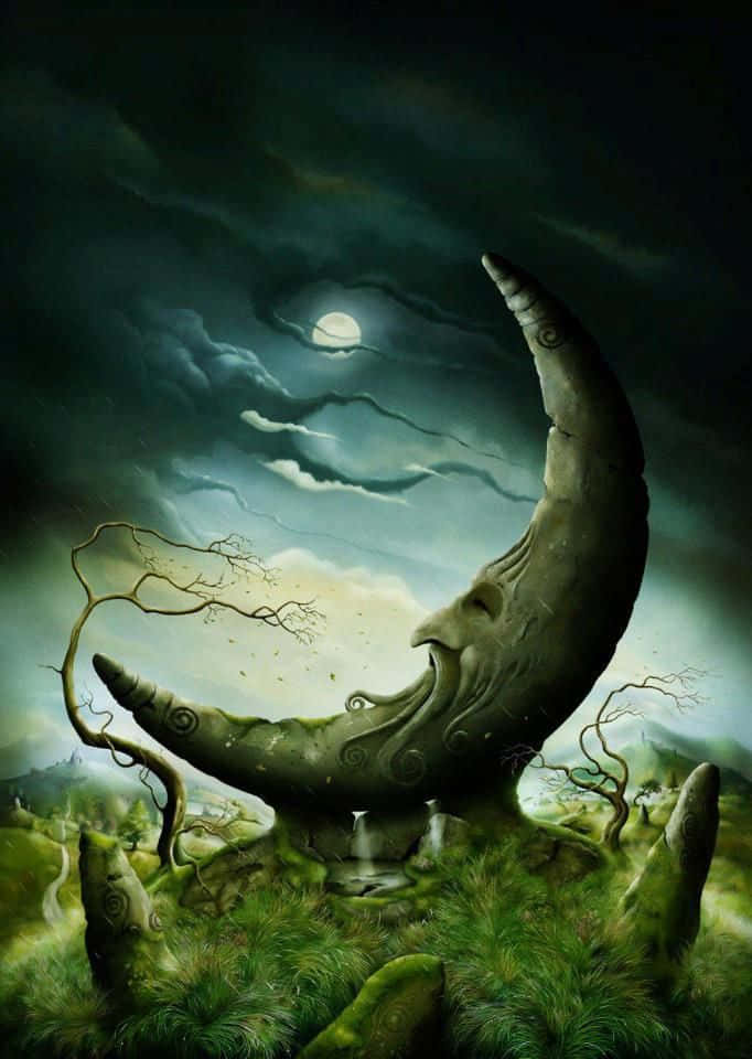 月亮照亮夜空 壁紙 — 一個巨大的月亮形石頭面孔，有鬍鬚和眼睛，在滿月的多雲夜空下，從長滿苔蘚的山丘上俯視。