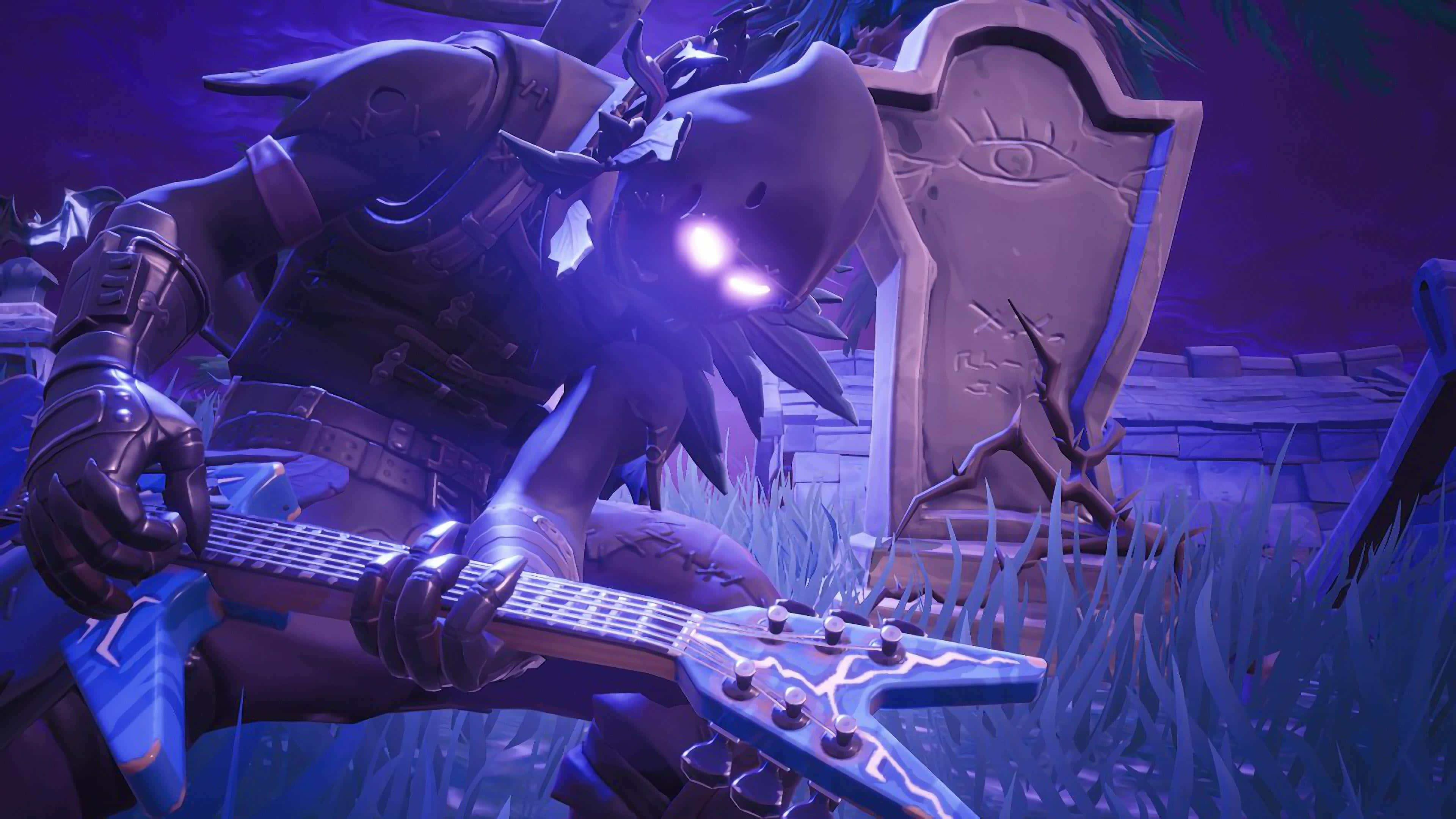 Raven Fortnite 桌布 壁紙 — 月光下，一名身穿暗色盔甲的蒙面戰士在紫色調的墓園中彈奏發光的電結他。
