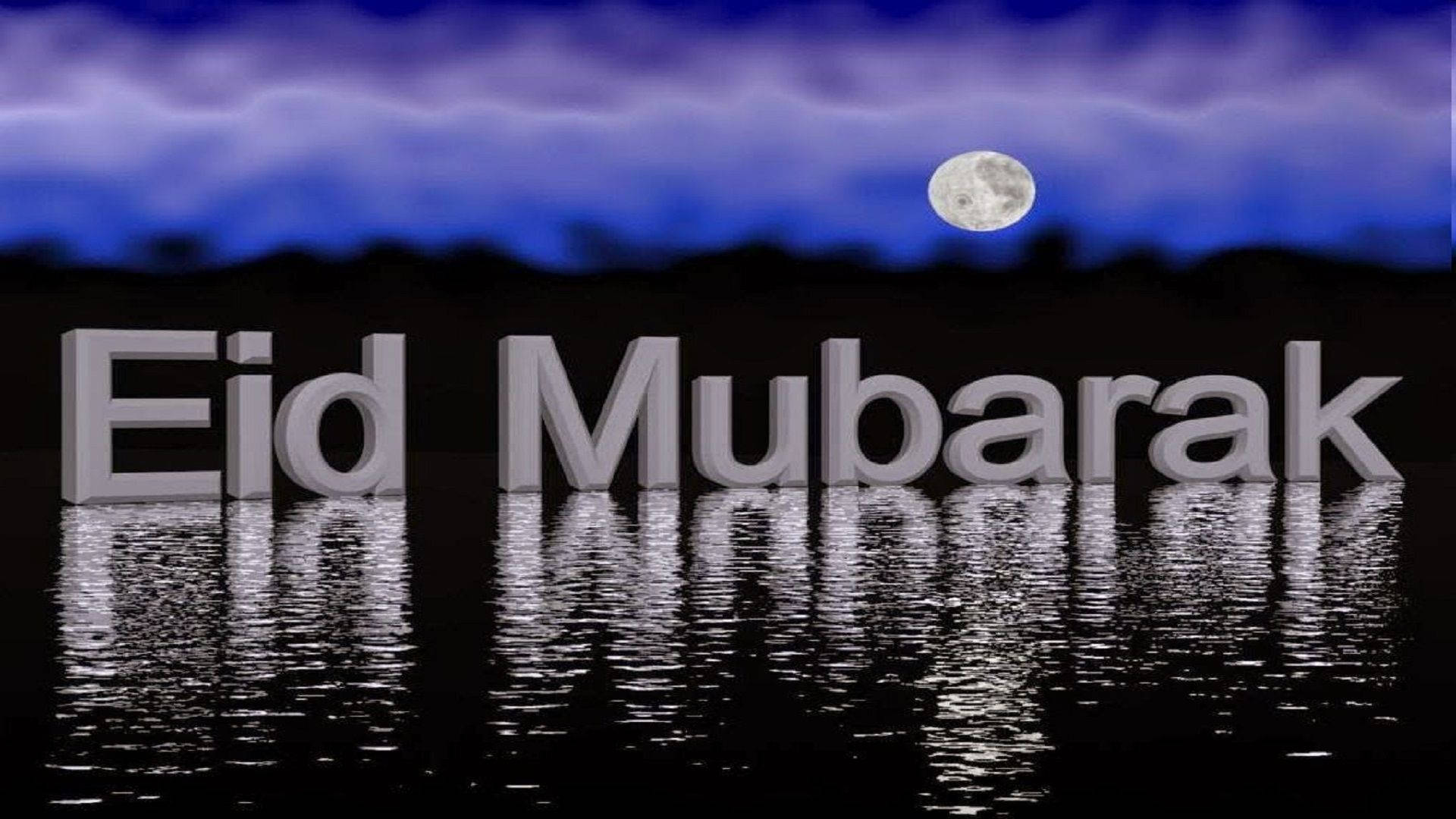 夜晚滿月下，Eid Mubarak文字倒映在水中。