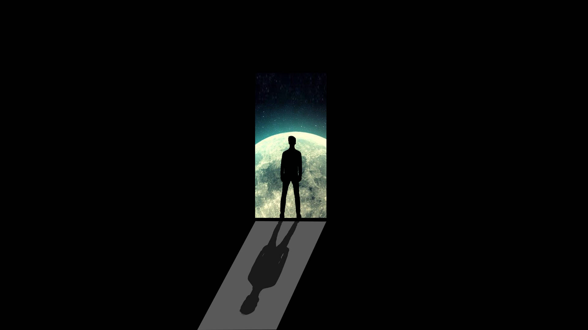 一個人站在門口，看著星光行星的剪影。