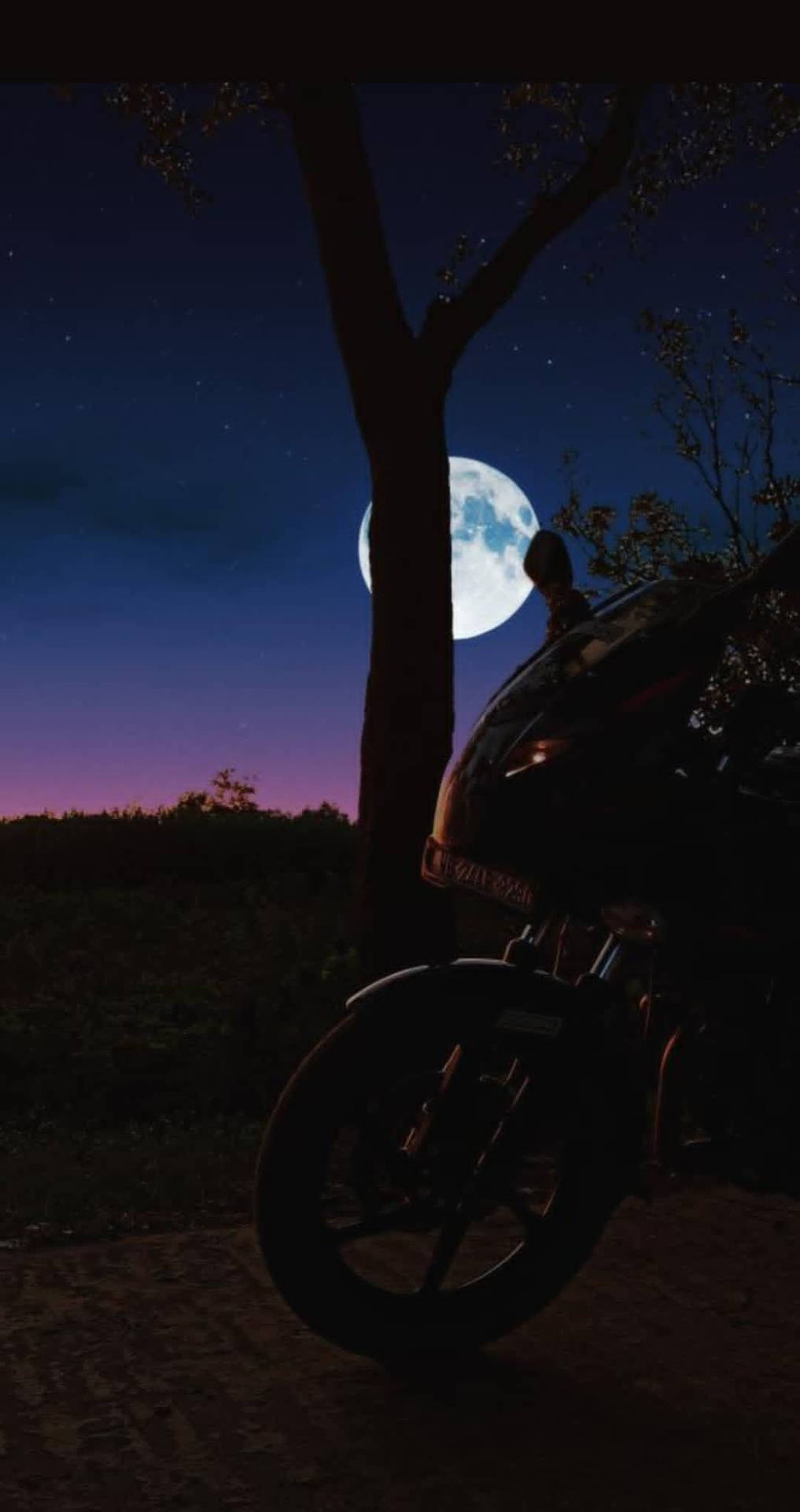 夜晚電單車停在樹下，可見滿月和星星。