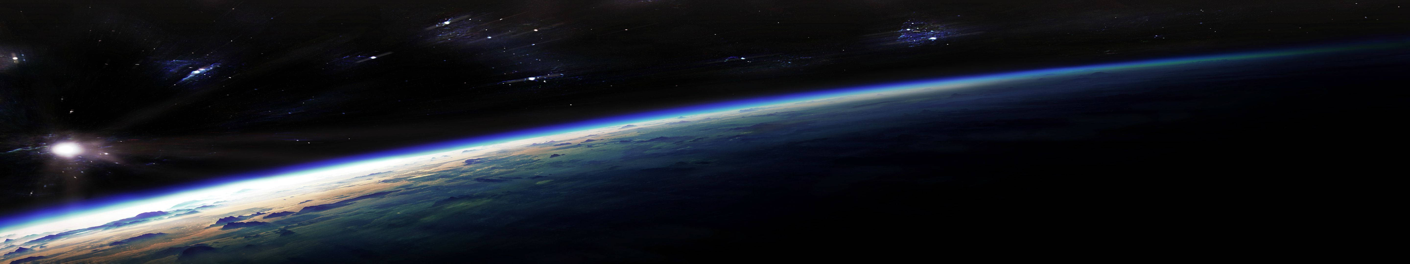 從太空看地球，發光的大氣層和星空背景 — 三螢幕 壁紙