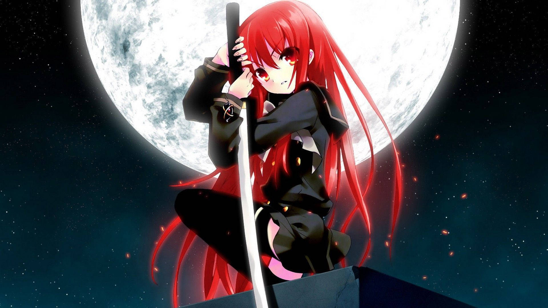 月光下的壞女孩焰（Shana） 壁紙 — 一個紅髮動漫女孩身穿黑色衣服，在巨大月亮背景下手持劍，周圍漂浮著餘燼。