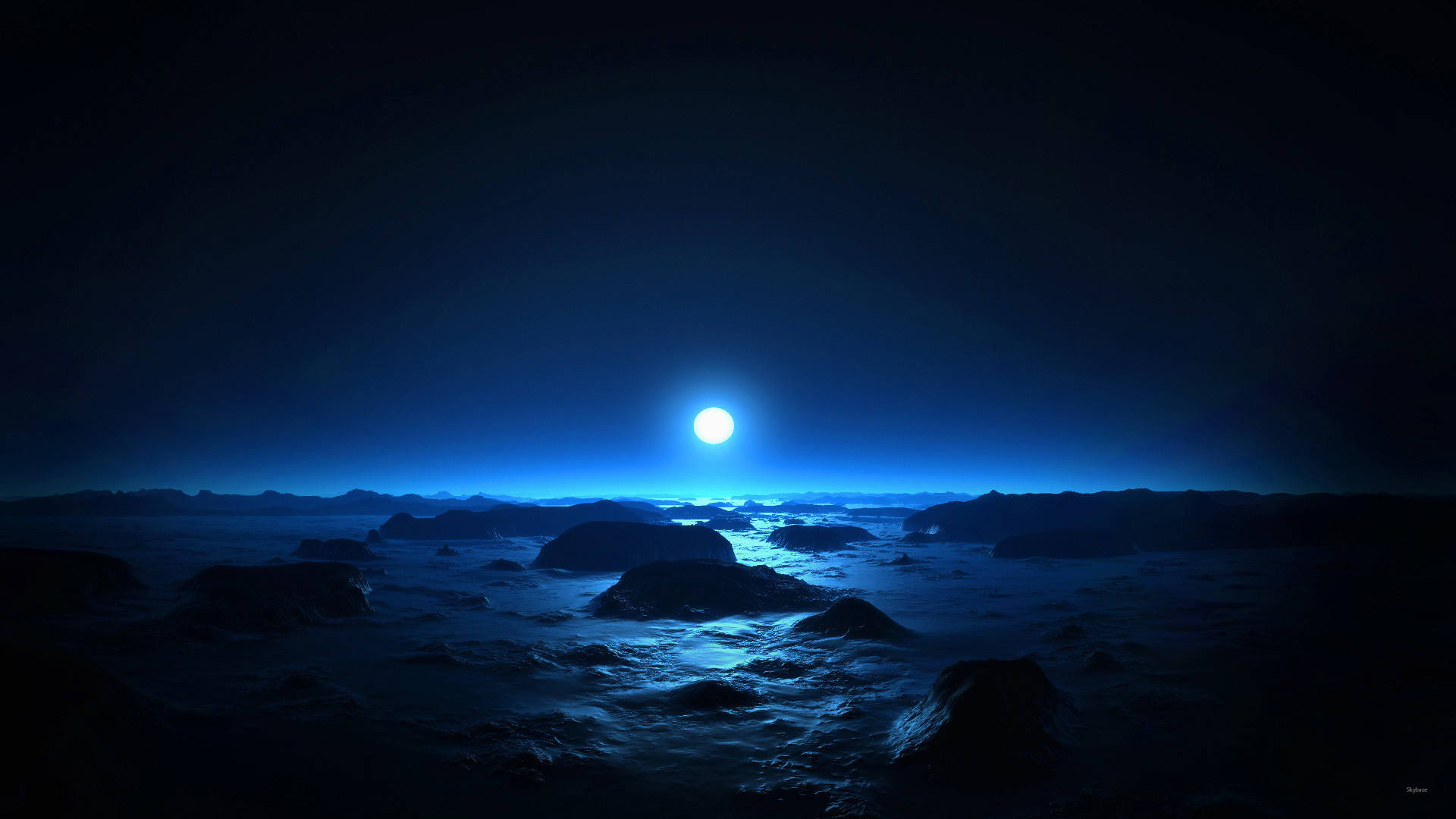 月光在深藍色夜空下，映照在平靜的海洋上，伴隨著黑暗的岩石海岸。