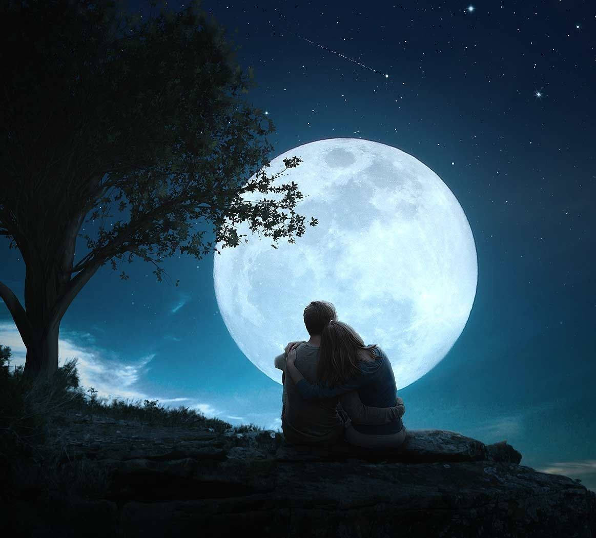 情侶在夜晚滿月下坐在一起，有星星和一顆流星。