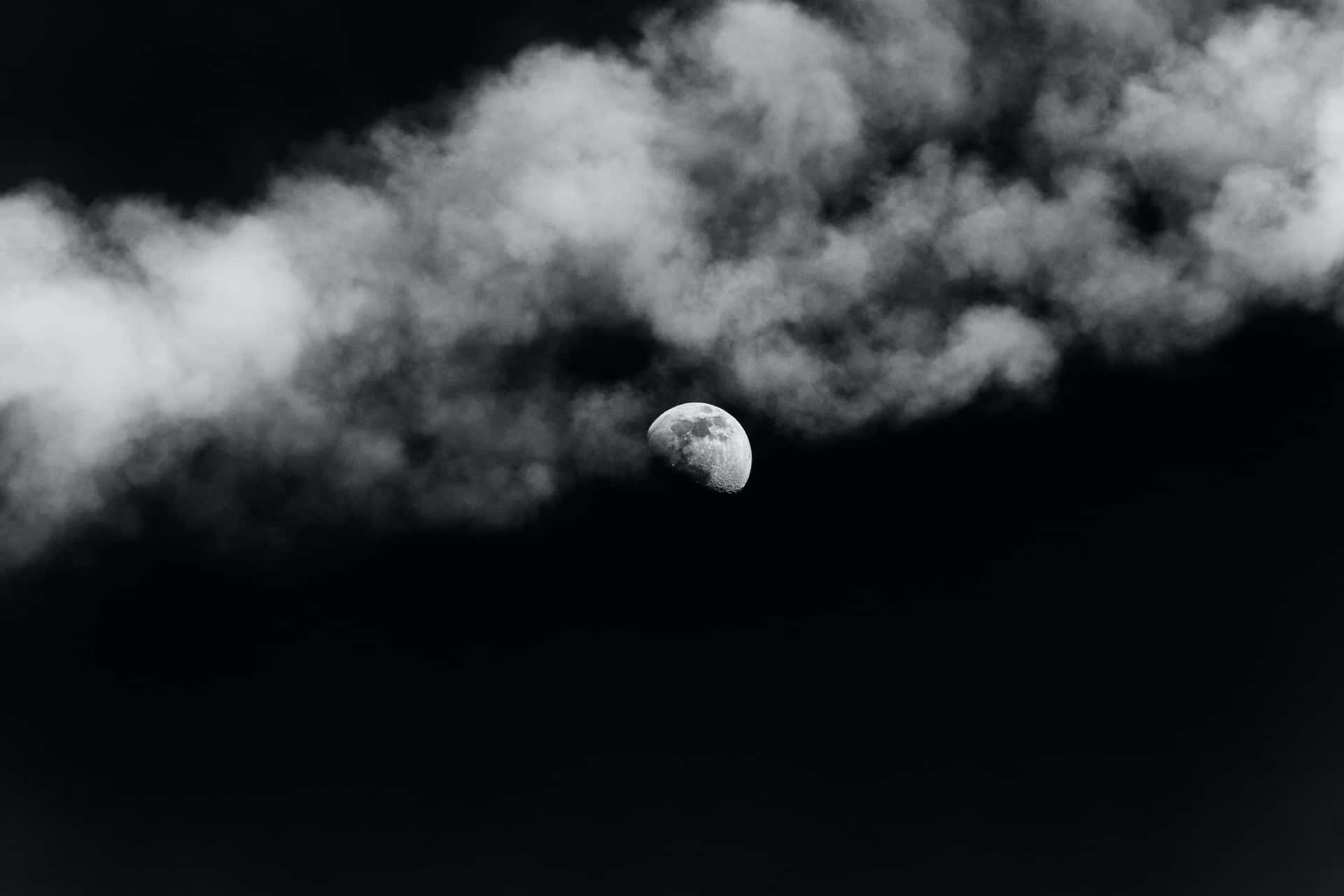 新月部分被雲遮蔽，呈現黑白夜景。