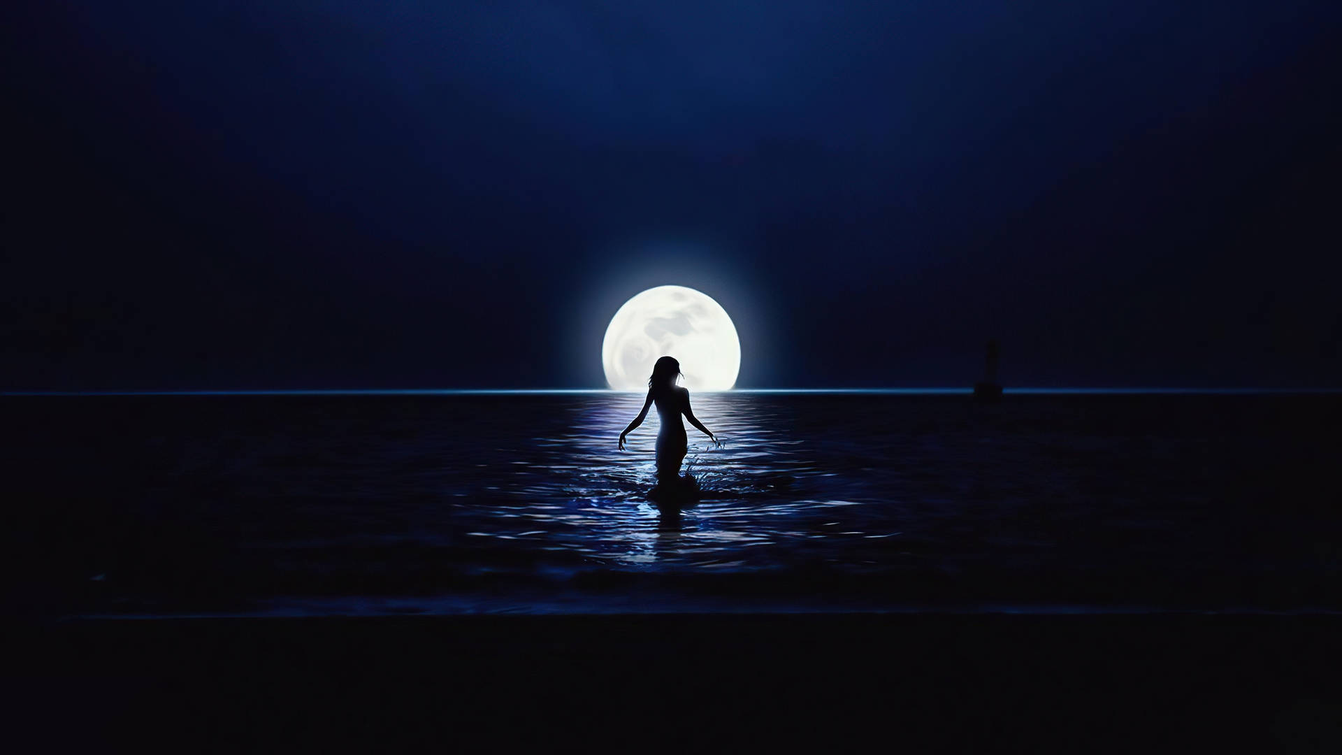 夜晚滿月下，站在海水中的女性剪影。