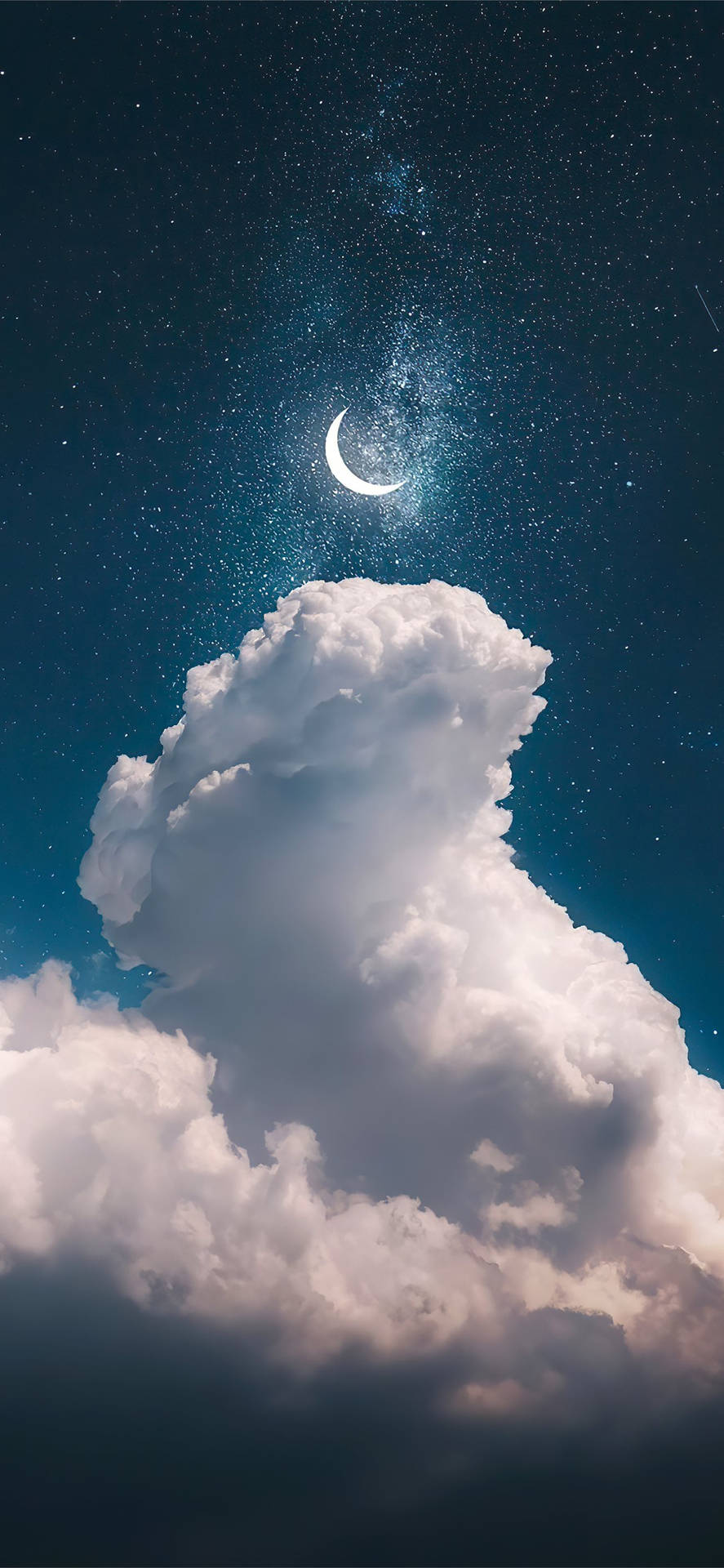 月光意境厚雲 壁紙 — 一輪明亮的彎月在繁星點點的夜空中，照耀著高聳的雲層。