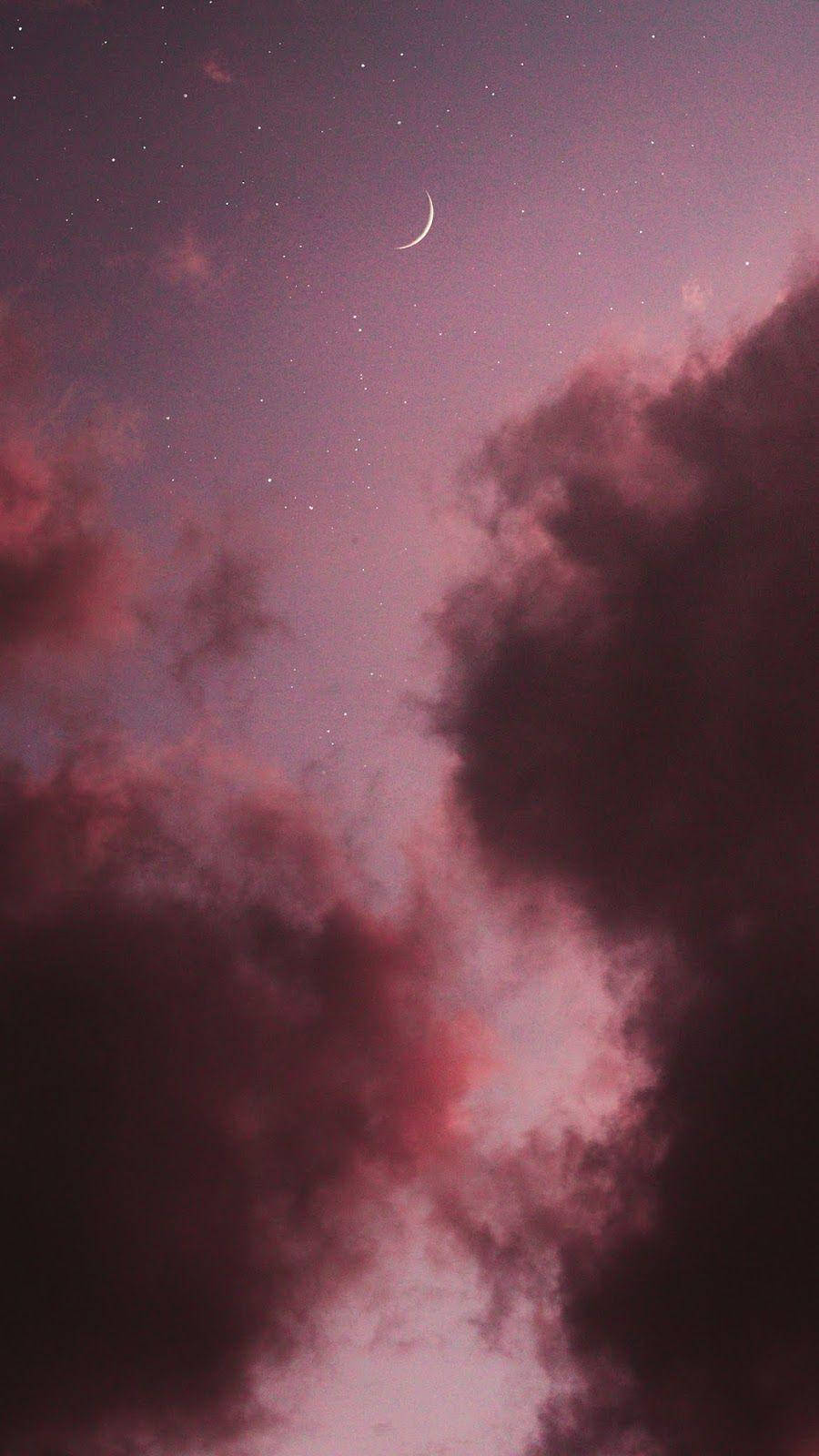 暮色中粉紅雲層上的月牙與可見的星星