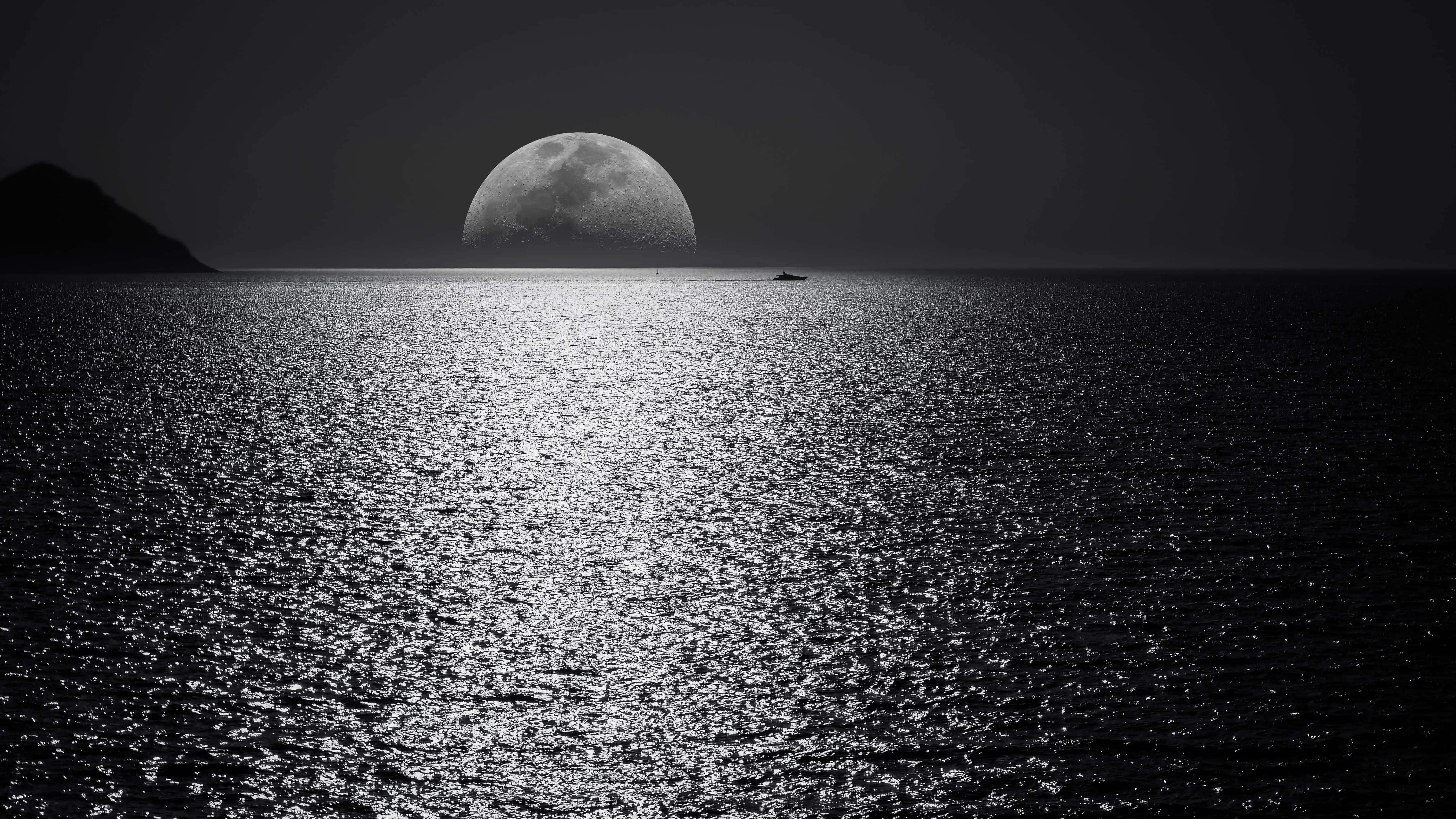 月光灑落的海洋夜景 壁紙 — 一輪明亮的滿月升起在平靜的海面上，一艘孤獨的小船在其光芒下漂流。