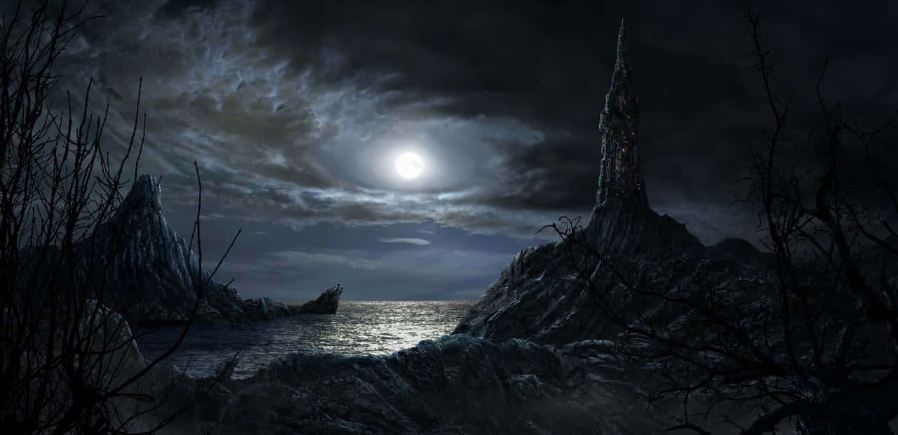 Dark Tower 桌布 壁紙 — 月光照耀嘅海喺暴風雨天空下發光，參差嘅懸崖同光禿禿嘅樹木框住一個令人不安嘅海岸場景。