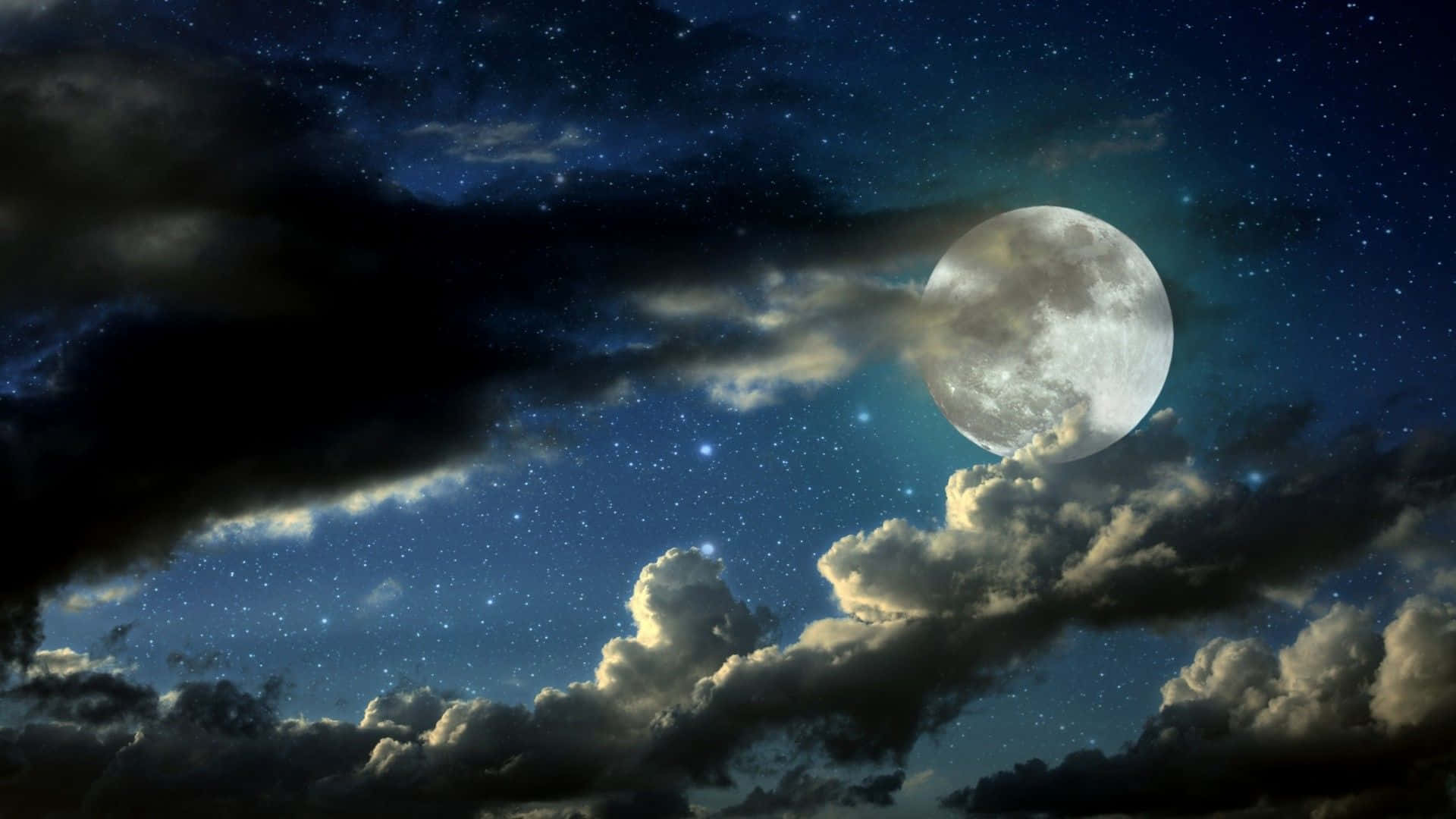 滿月穿過雲層在繁星點點的夜空中閃耀。