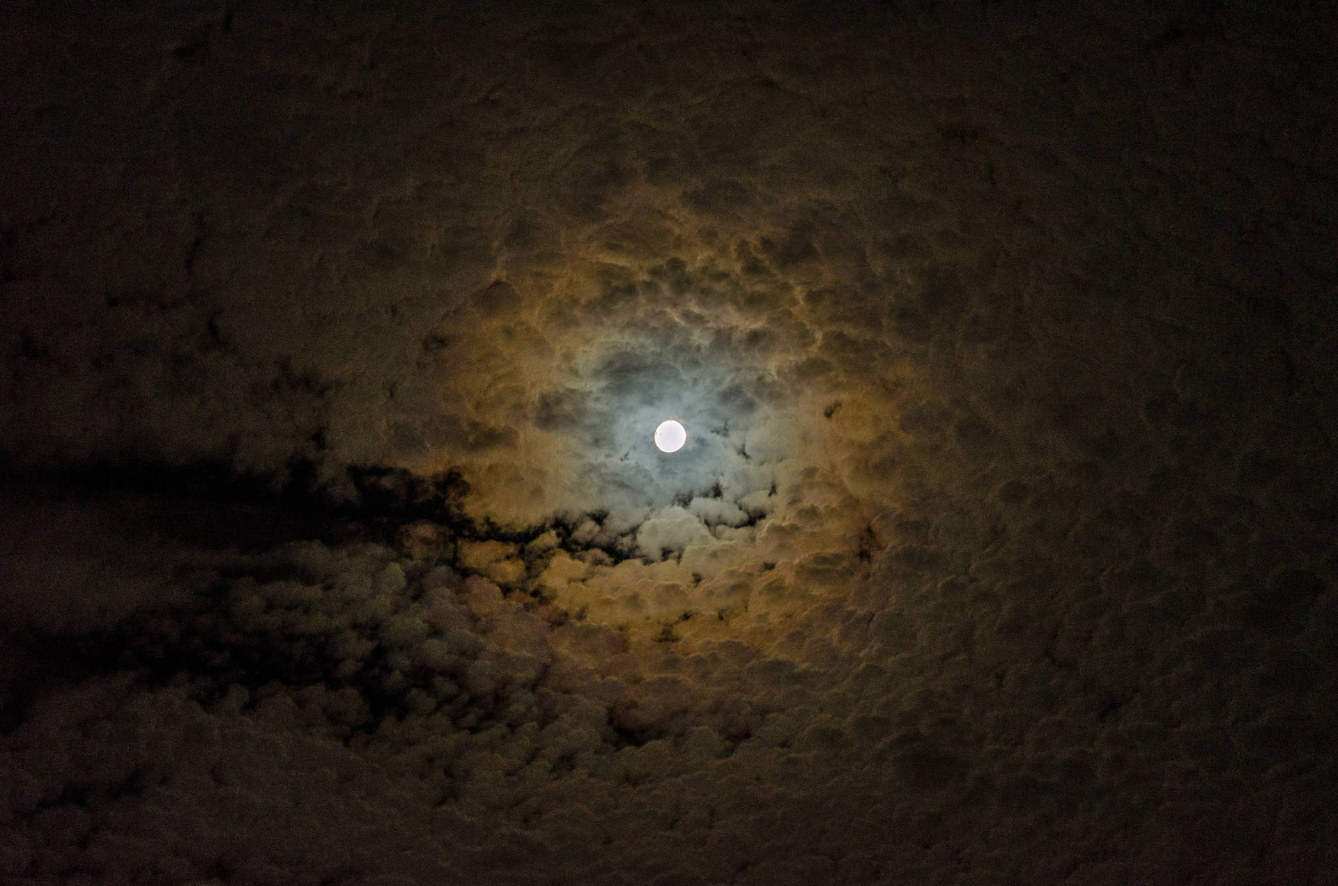 滿月透過有紋理的雲層在夜間發光