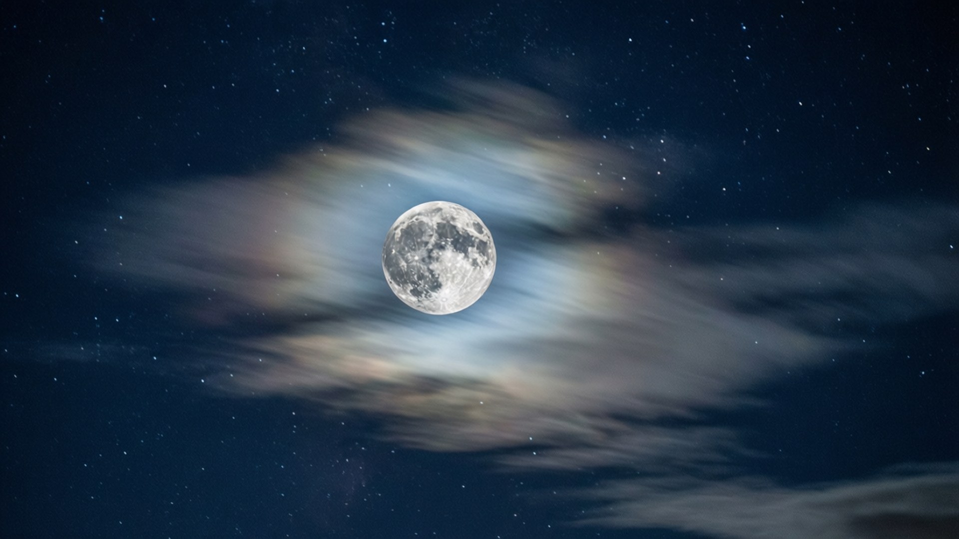 月光雲流 壁紙 — 一輪明亮的滿月透過輕柔的雲層，在繁星點點的午夜天空中閃耀。