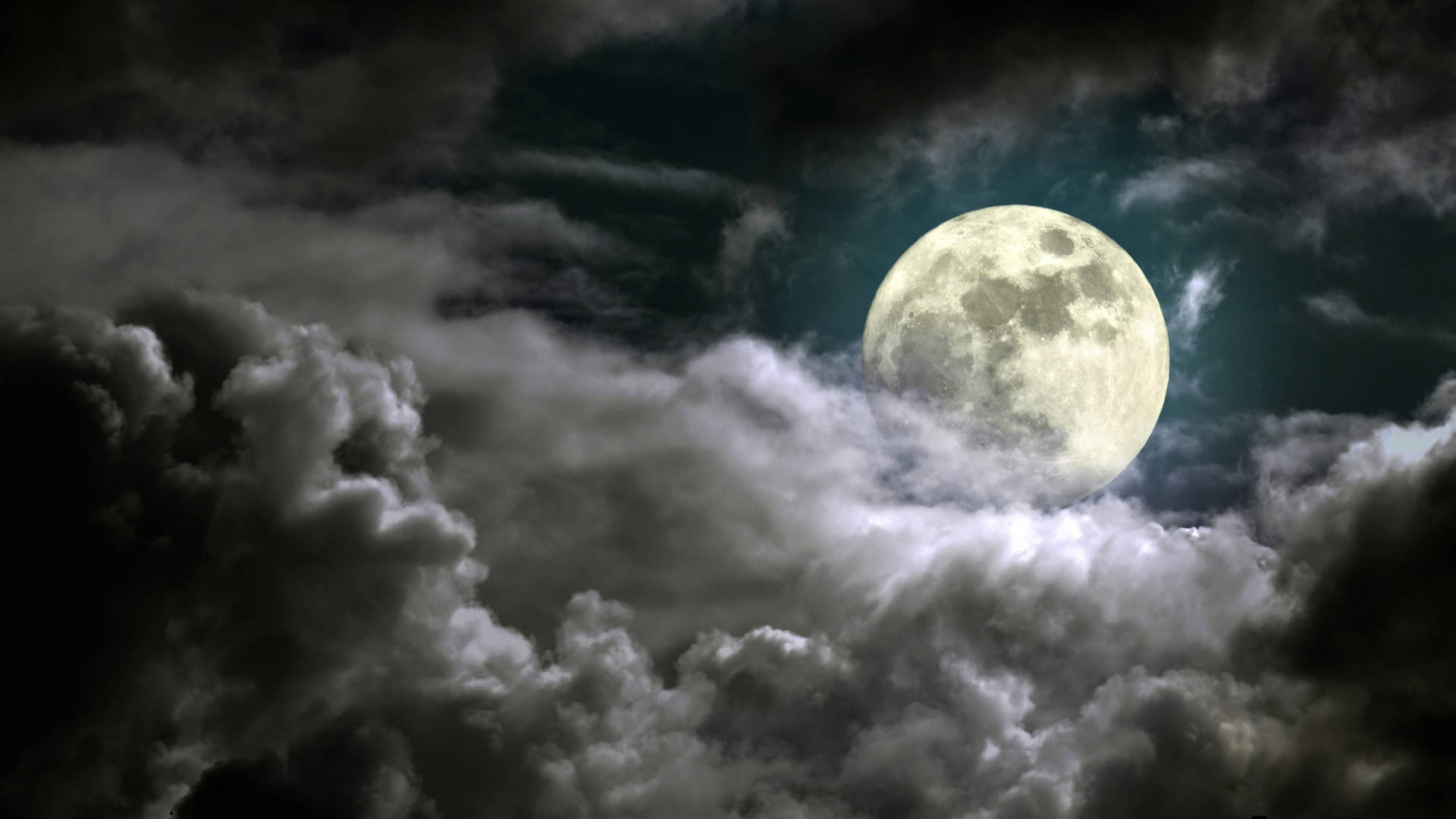 月光雲海 壁紙 — 一輪明亮的滿月穿透戲劇性的烏雲，出現在充滿氛圍的夜空。